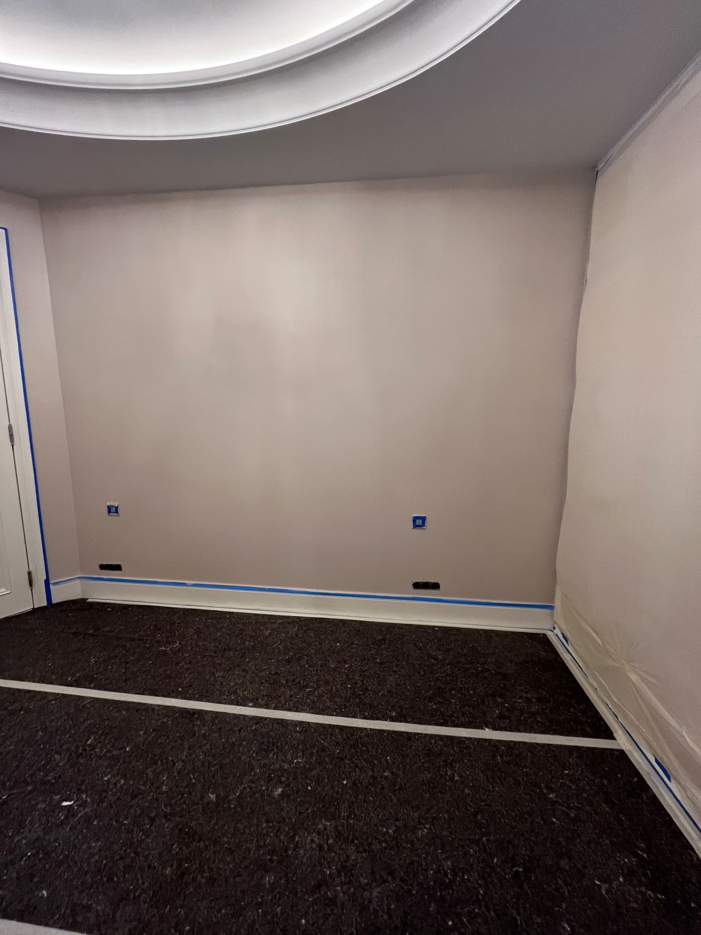 LUX RENOV Monaco — murs préparés et enduits, corniche éclairée en attente de la mise en peinture