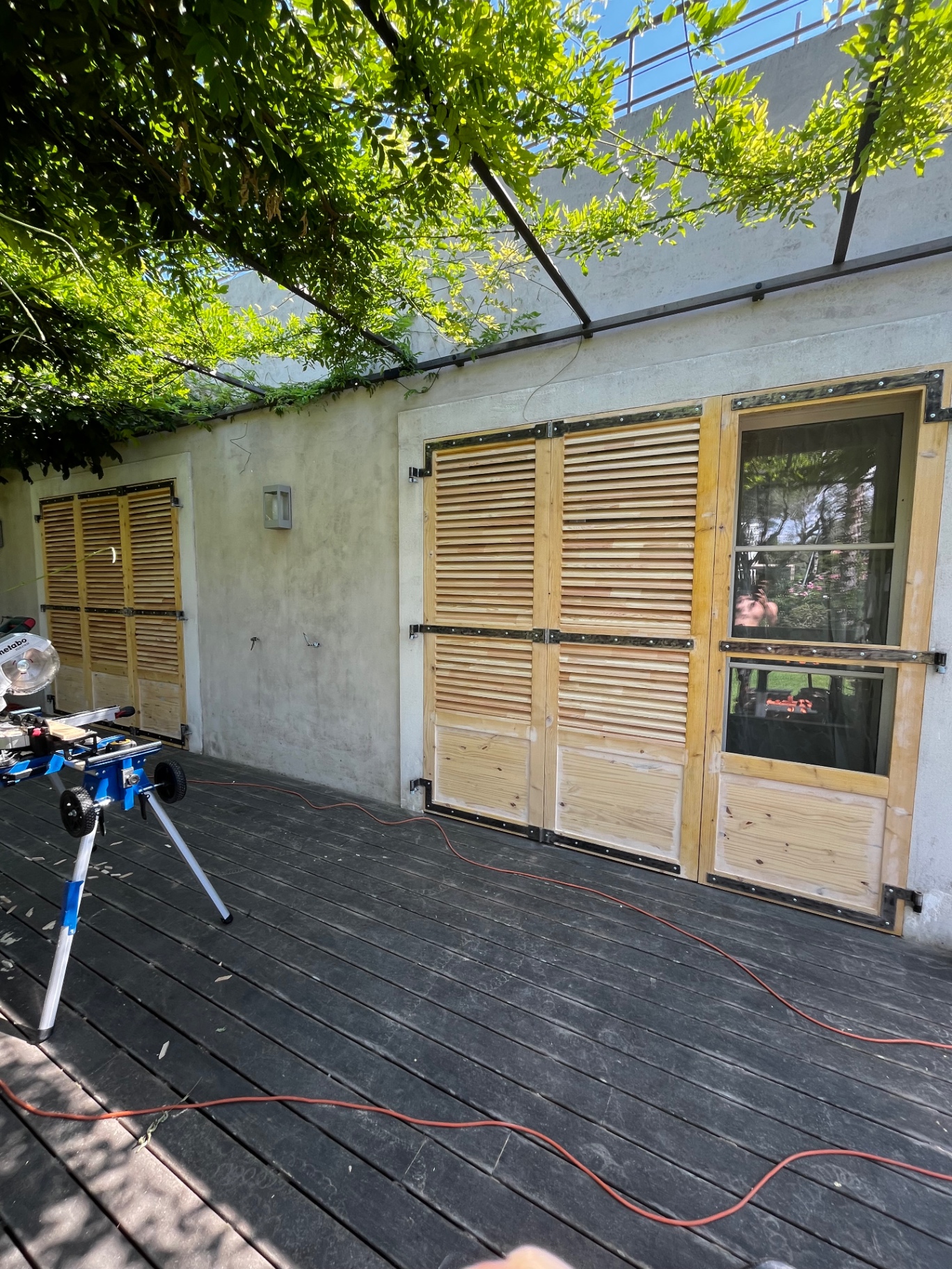 LUX RENOV — vue d'ensemble des façades avec plusieurs volets persiennés bois terminés