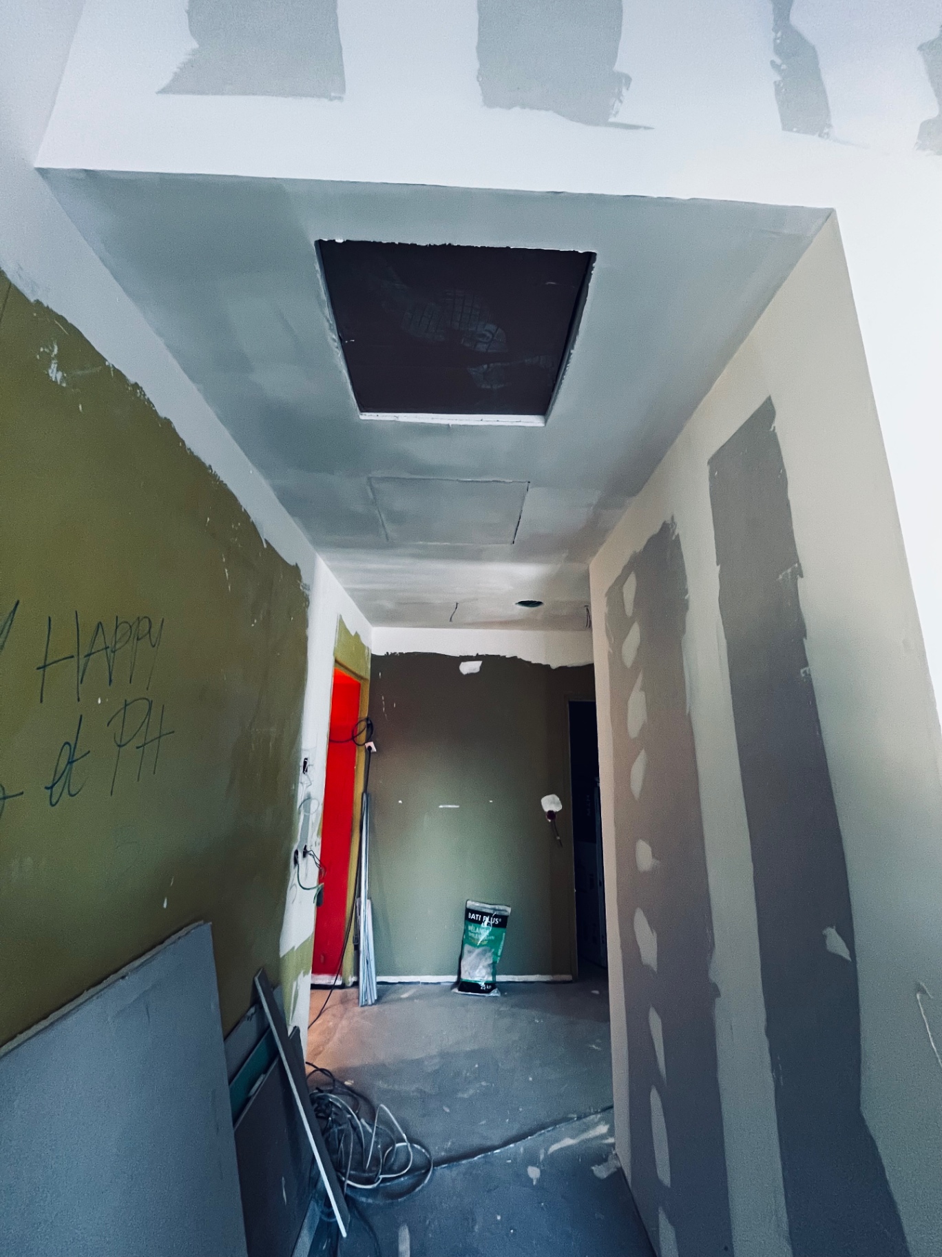 LUX RENOV — couloir avec trappe de visite plafond et enduits muraux en cours