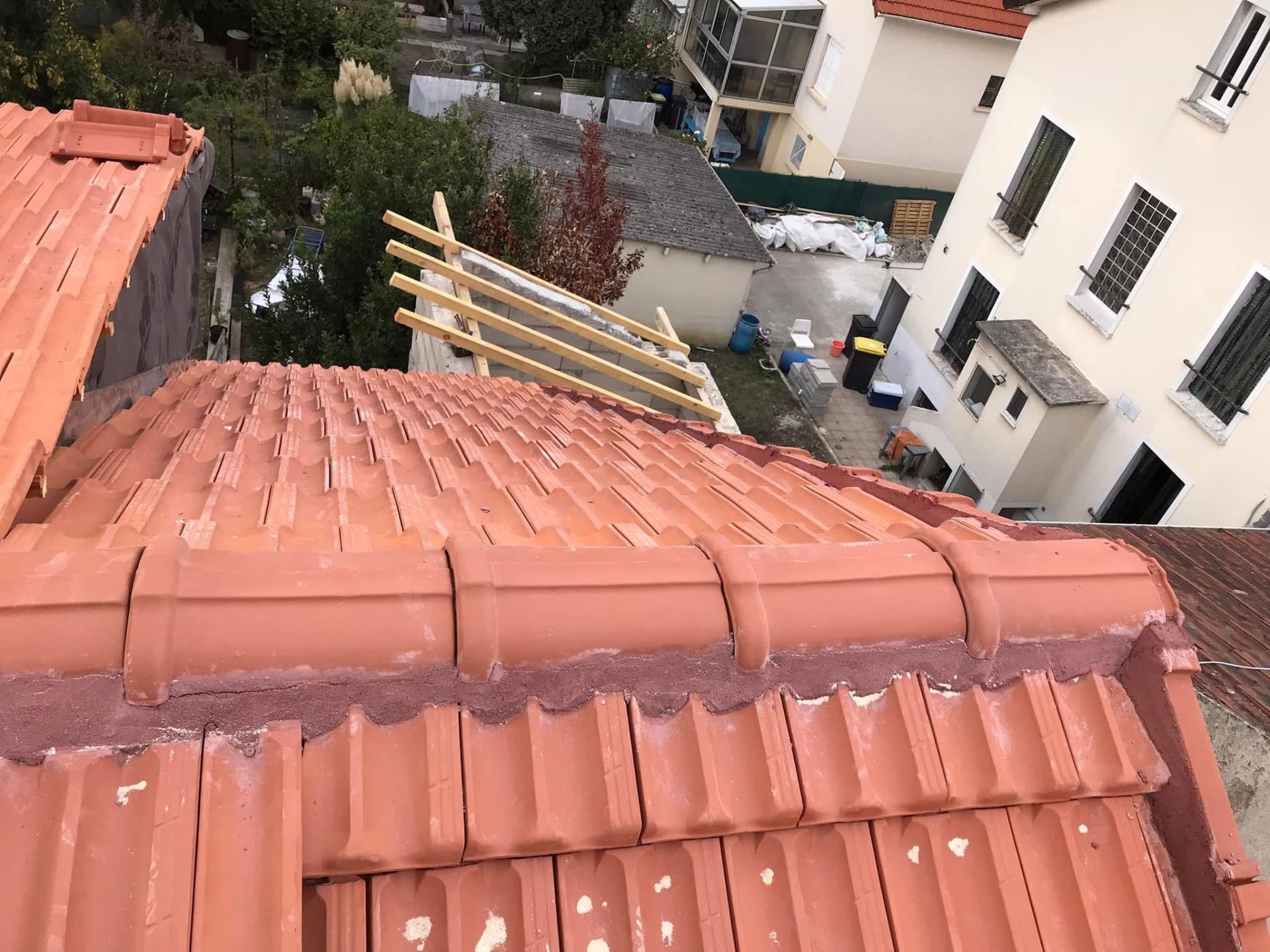 LUX RENOV — faîtage et arêtiers scellés au mortier sur toiture neuve