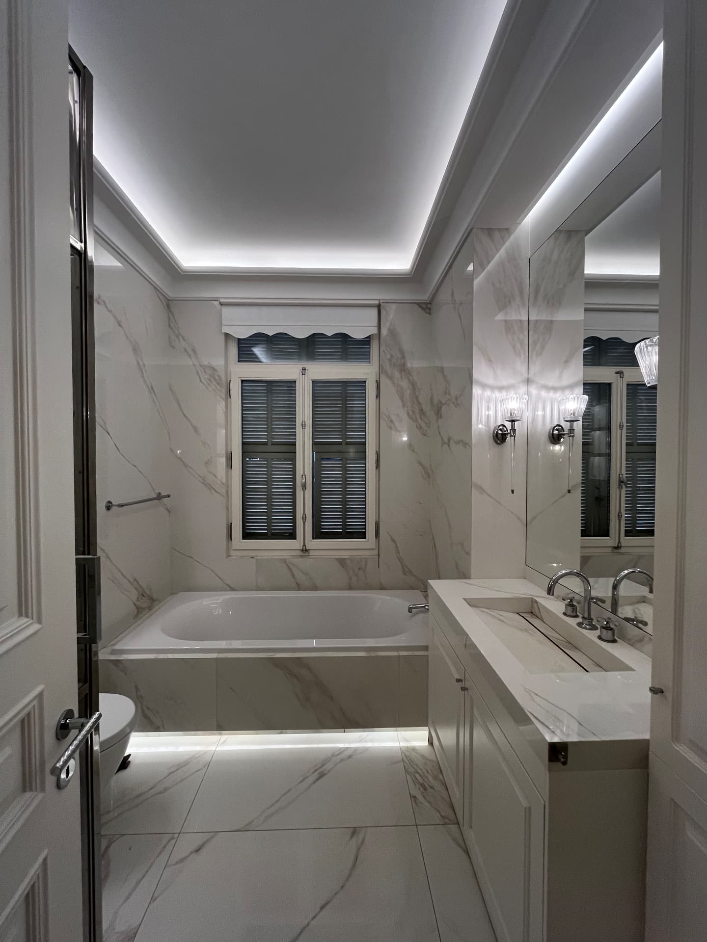 LUX RENOV Monaco — salle de bains en marbre avec baignoire encastrée et éclairage indirect