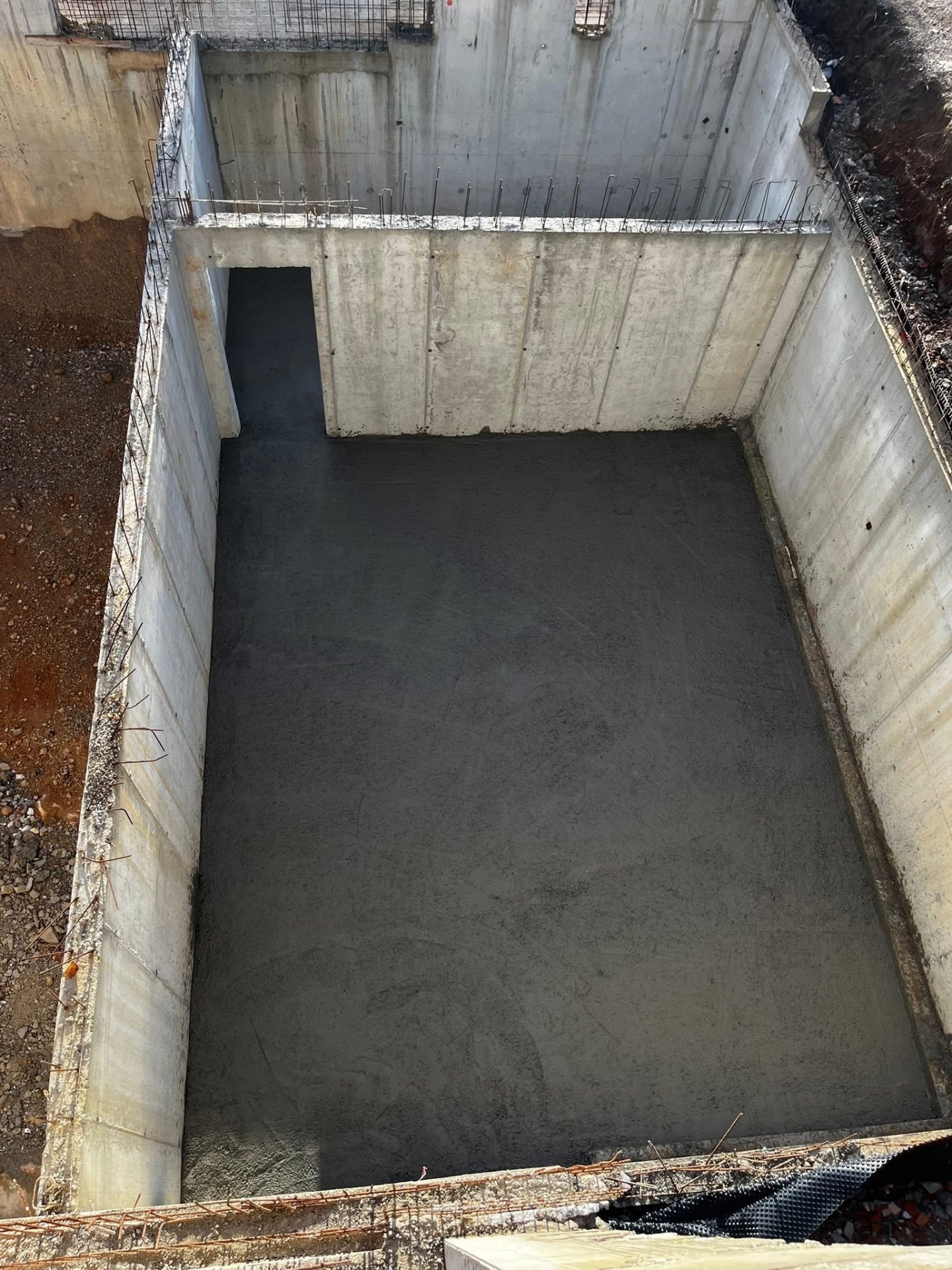 LUX RENOV — dalle béton fraîchement coulée à l'intérieur du sous-sol