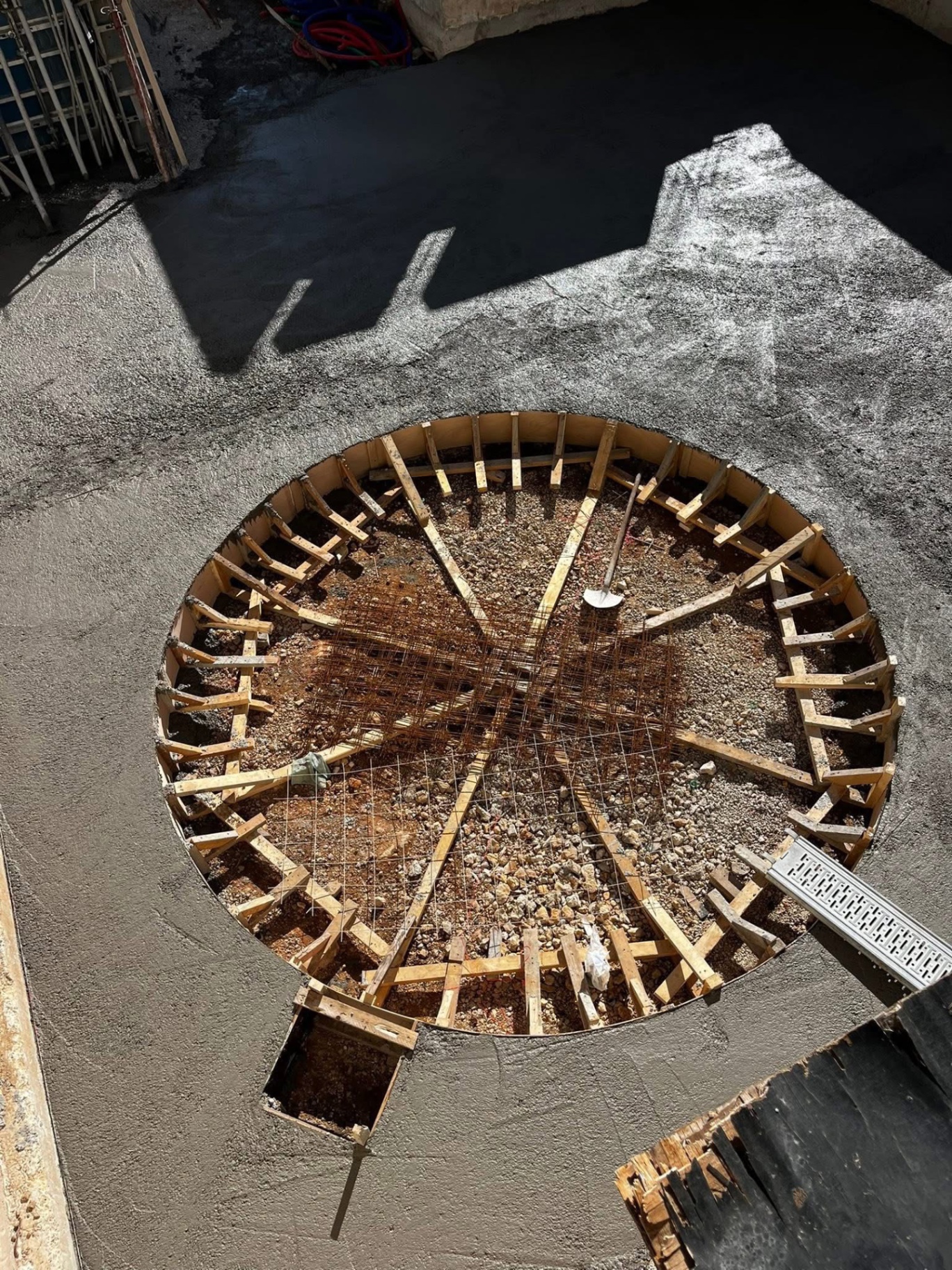 LUX RENOV — coffrage circulaire en bois et ferraillage pour fondation cylindrique