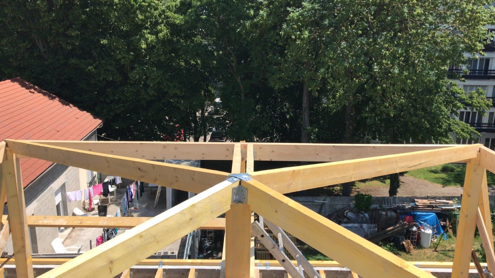 LUX RENOV — vue d'ensemble de la charpente à quatre pans en cours de pose