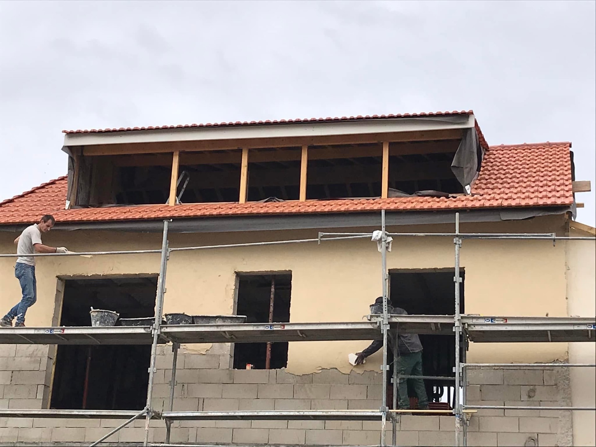 LUX RENOV — équipe LUX RENOV en plein ravalement de façade sur échafaudage