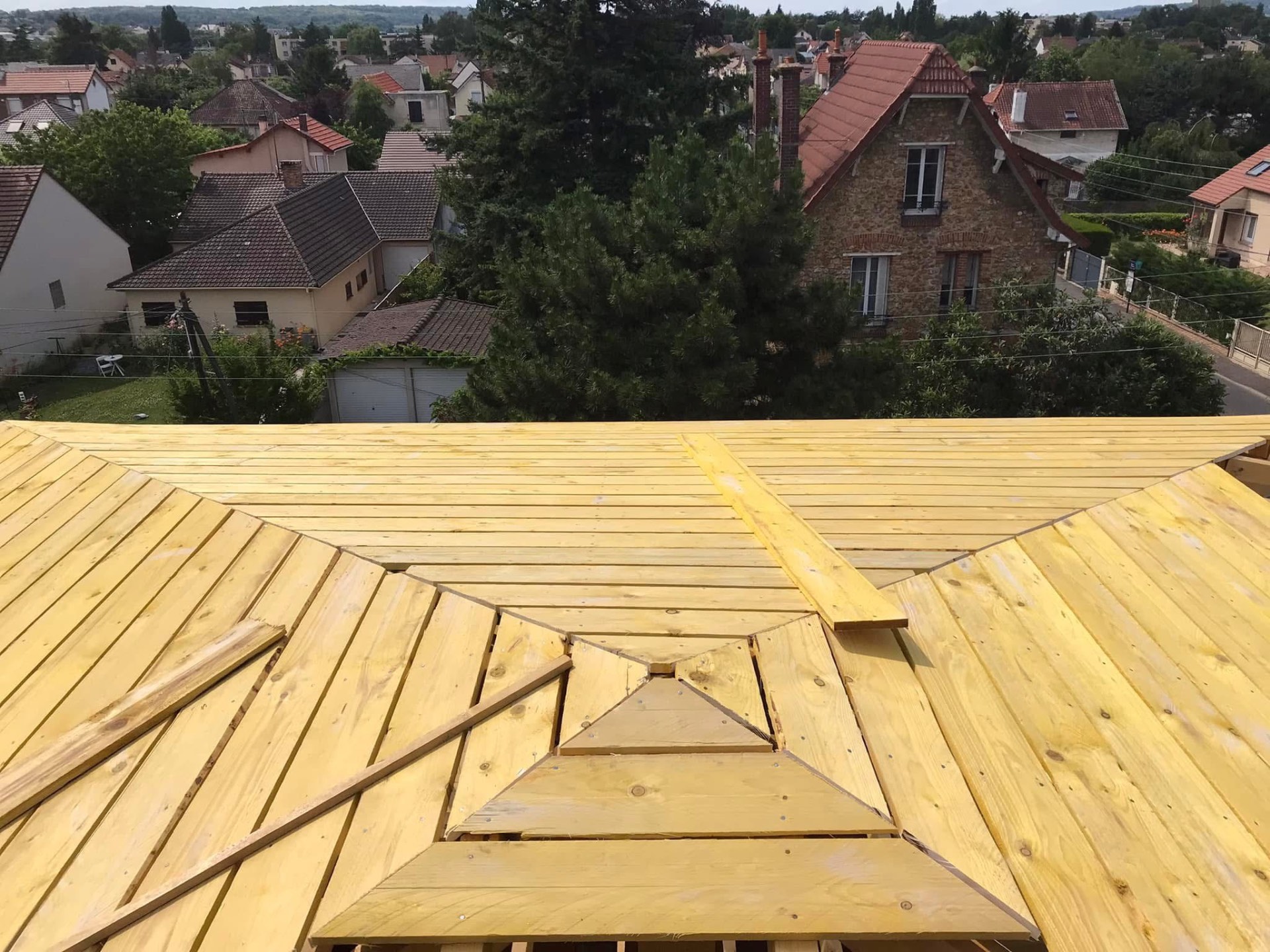 LUX RENOV — voligeage bois posé sur la charpente avec vue sur le quartier