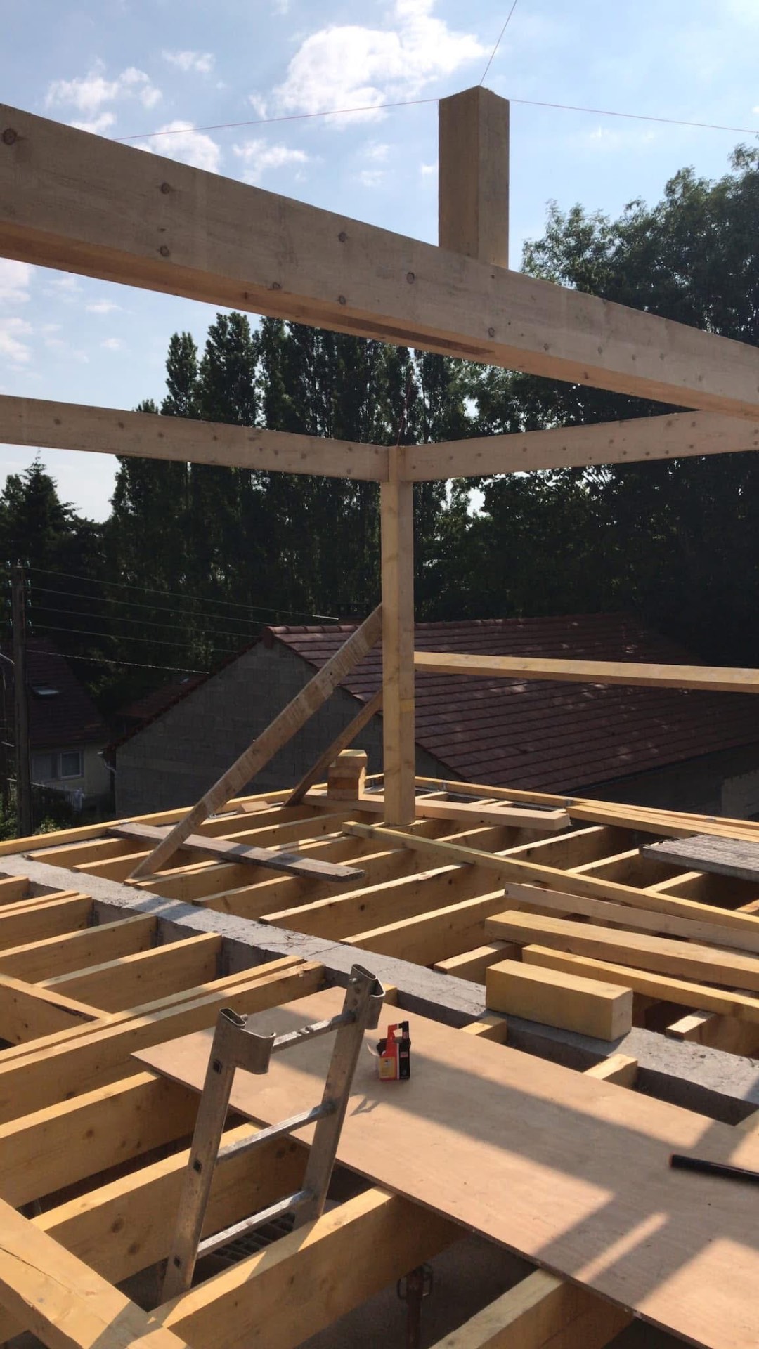 LUX RENOV — montage de la structure bois et poteaux porteurs de la surélévation