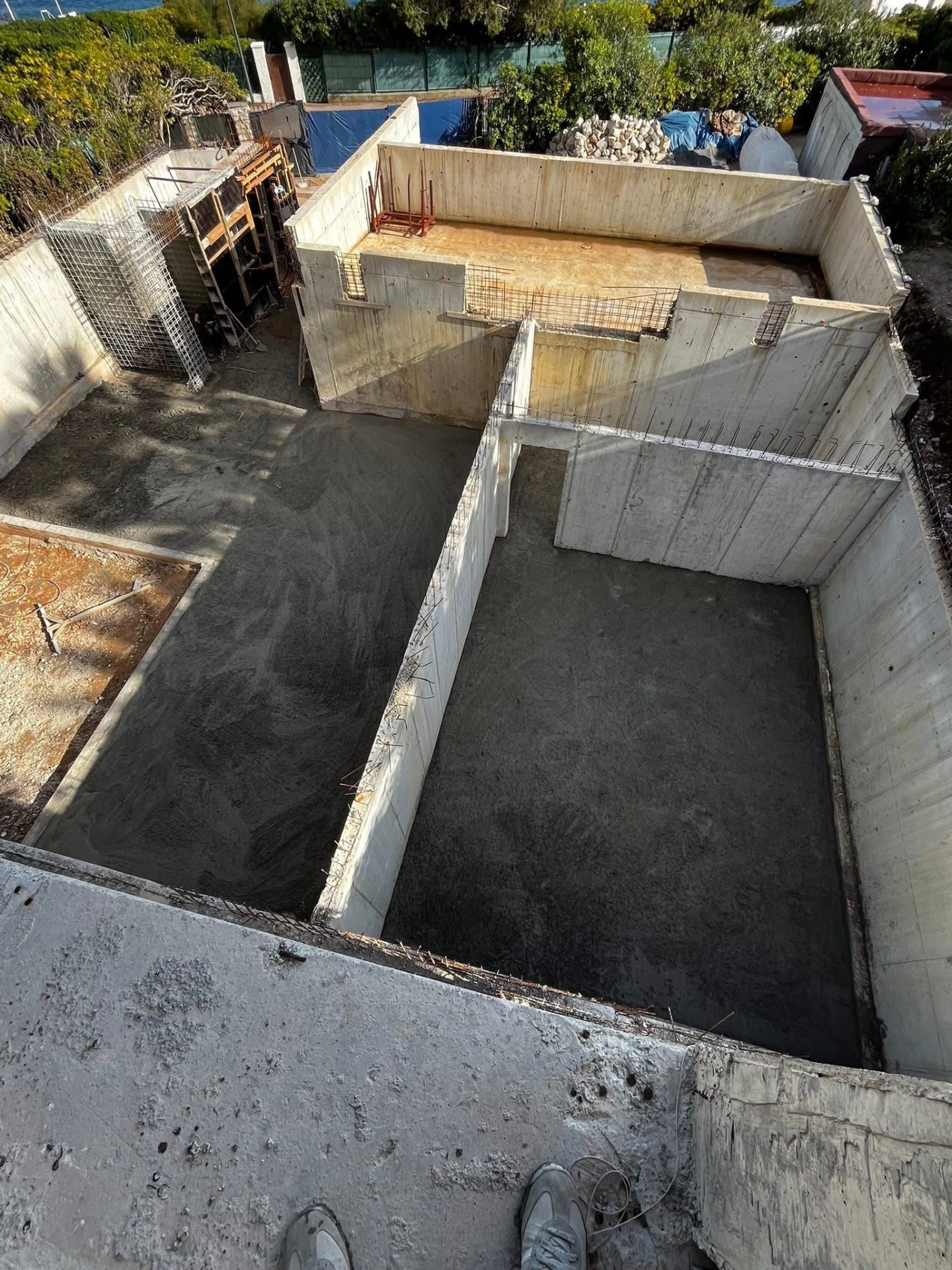 LUX RENOV — dalle béton coulée entre murs de soutènement existants