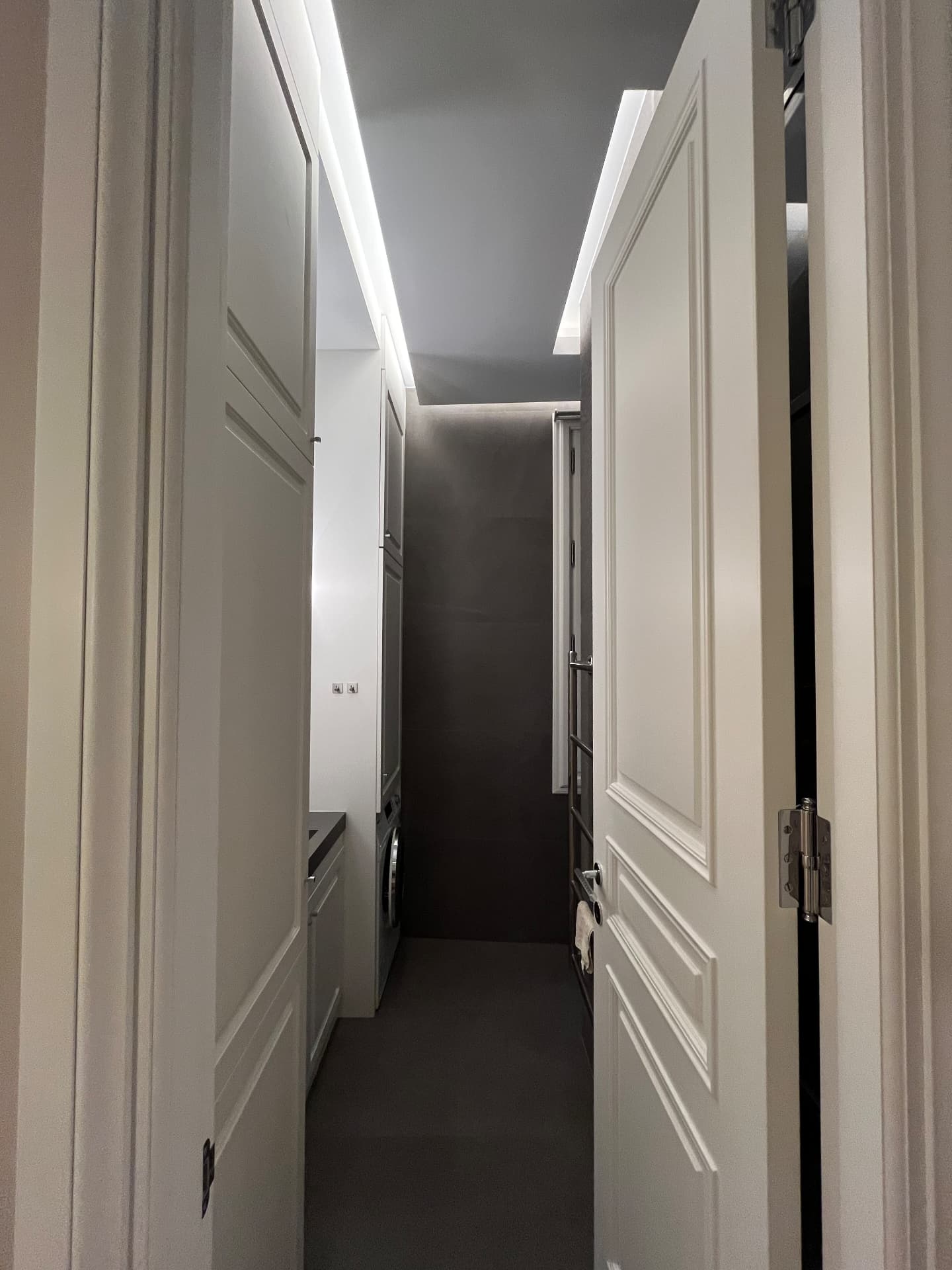 LUX RENOV Monaco — buanderie technique avec portes laquées et éclairage linéaire
