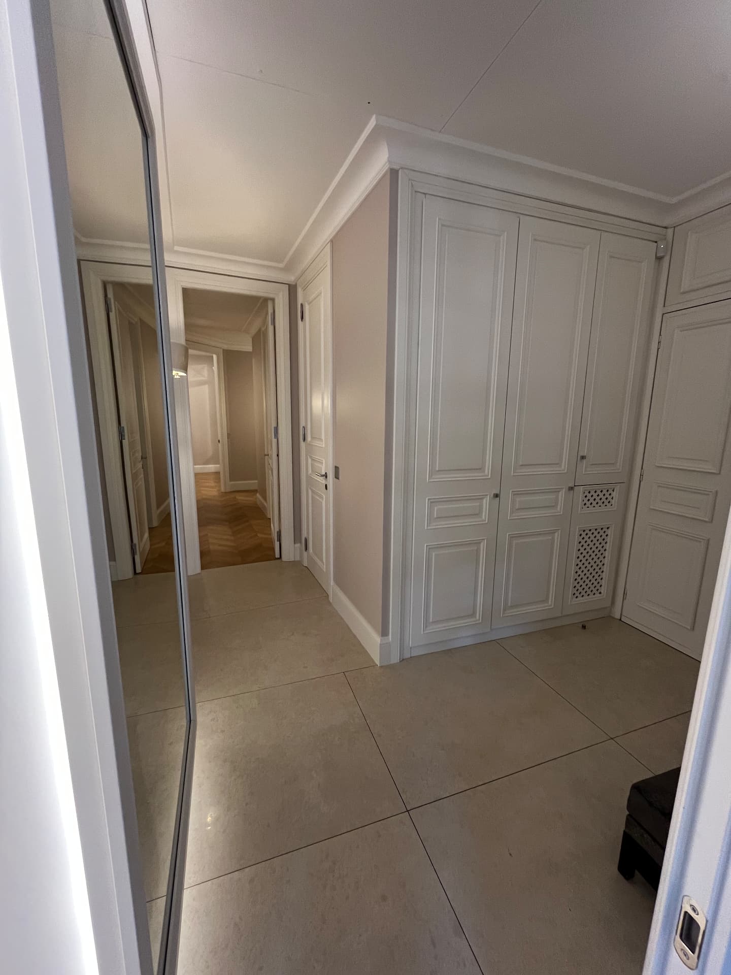 LUX RENOV Monaco — entrée avec placards laqués sur mesure, corniches et sol grand format