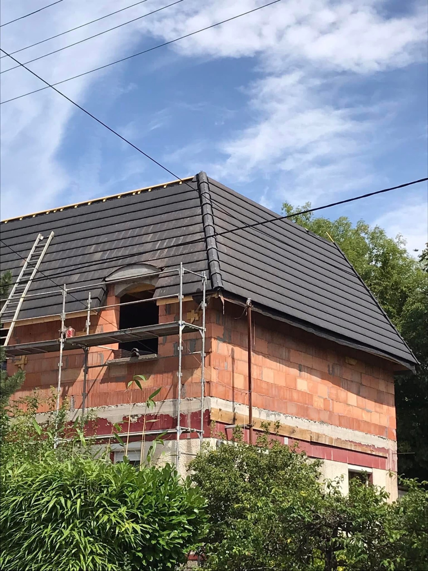LUX RENOV — vue d'angle de la surélévation avec couverture tuiles plates et échafaudage