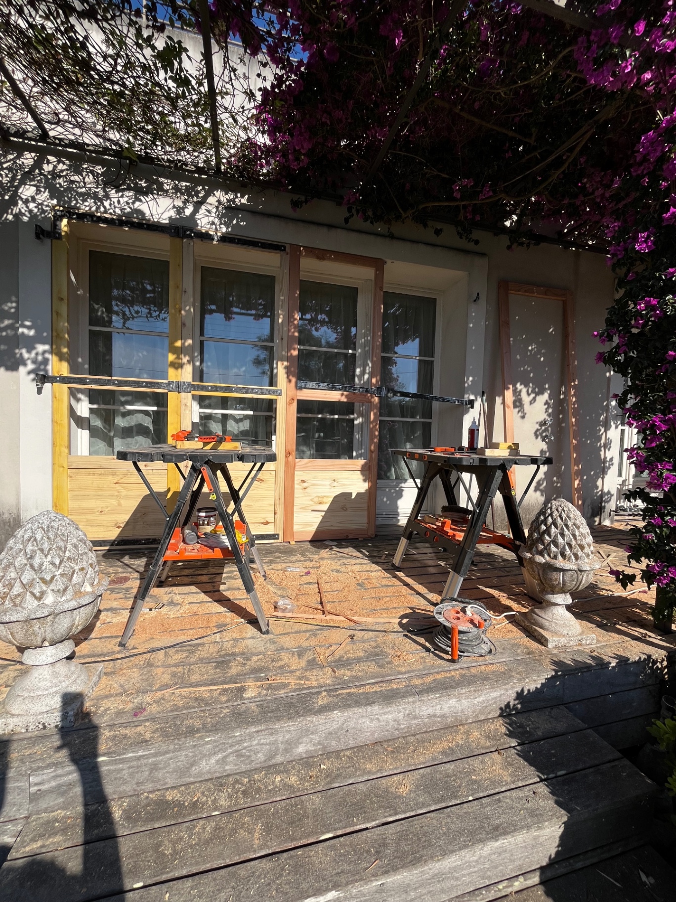 LUX RENOV — application de la teinte protectrice sur les volets bois en atelier