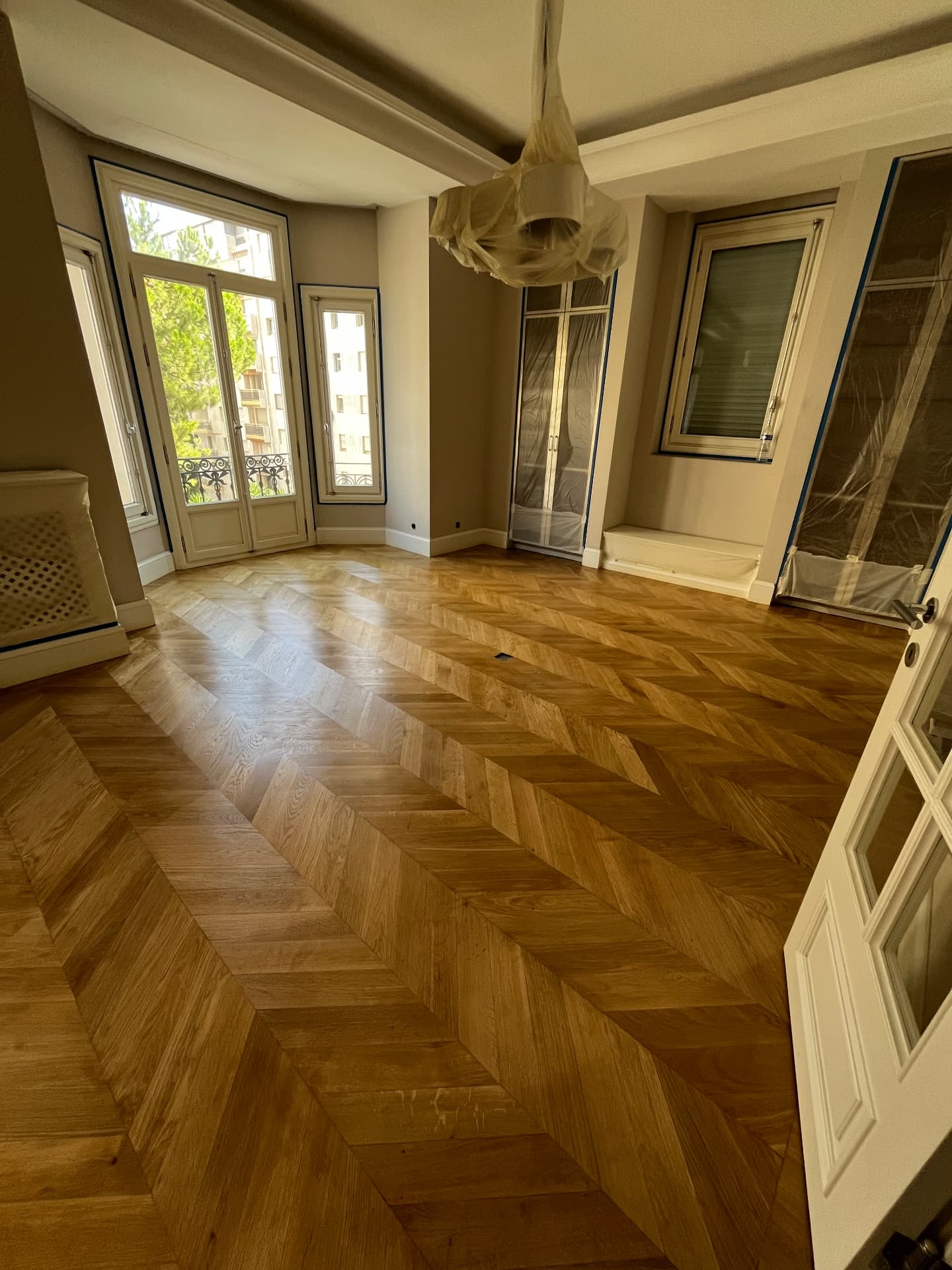 LUX RENOV Monaco — salon en rotonde avec parquet chêne vitrifié et moulures d'origine