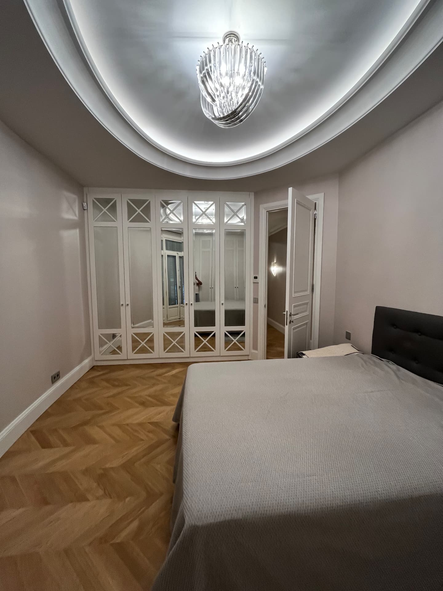 LUX RENOV Monaco — chambre en rotonde : plafond circulaire lumineux et dressing à portes miroirs