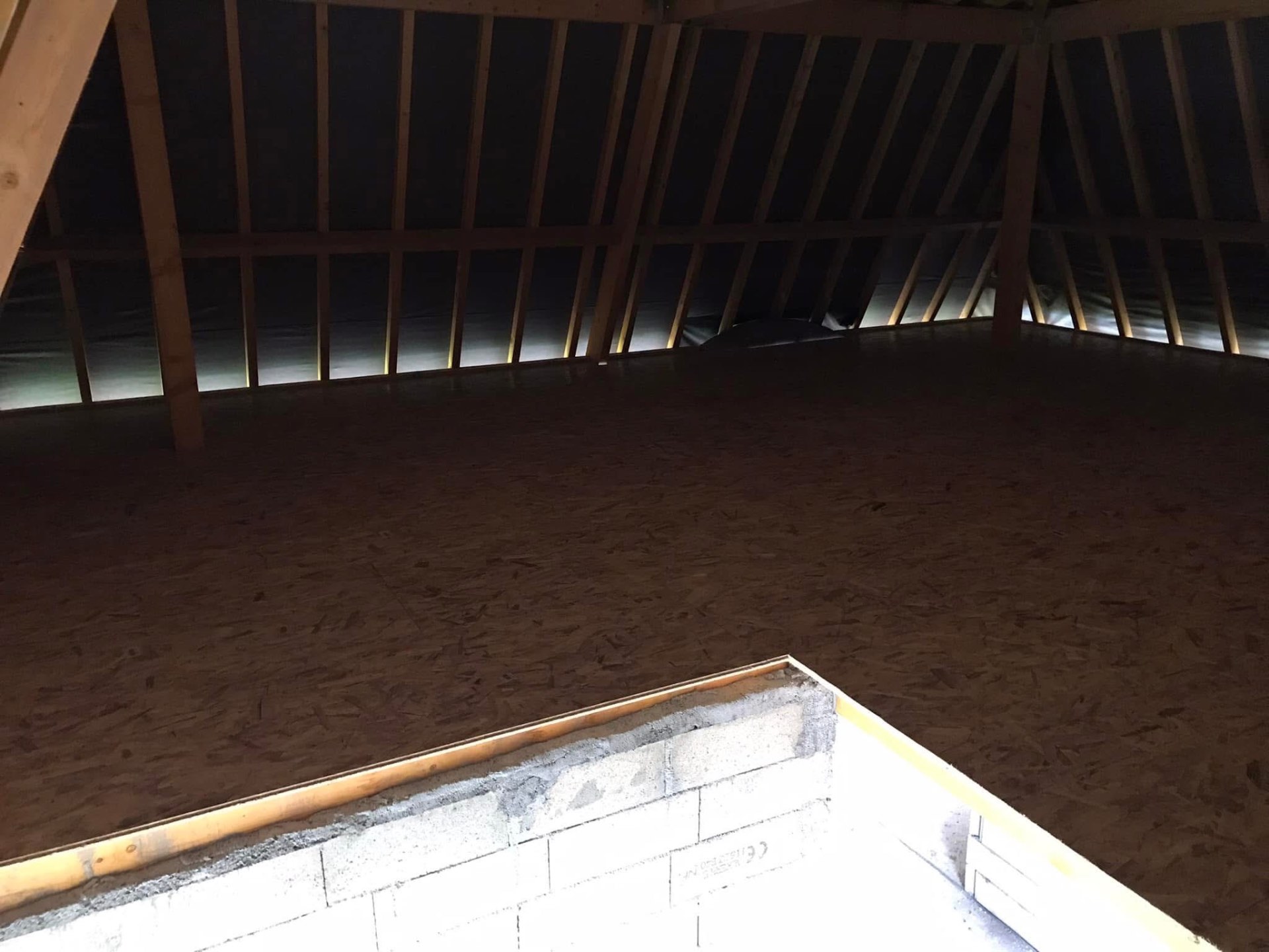 LUX RENOV — combles avec plancher OSB et trémie béton pour escalier