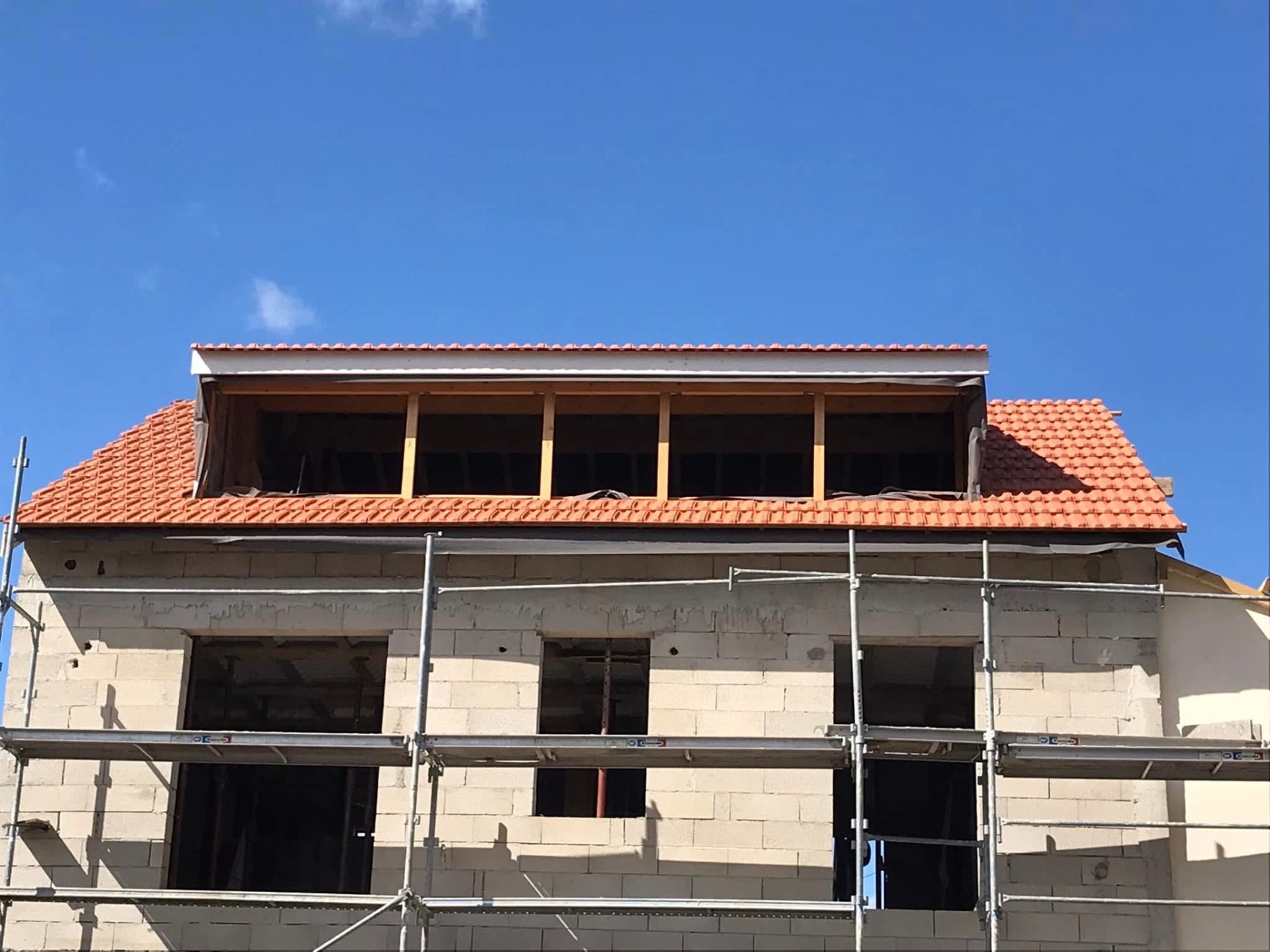 LUX RENOV — vue de face de la toiture neuve avec lucarne finie en tuiles terre cuite