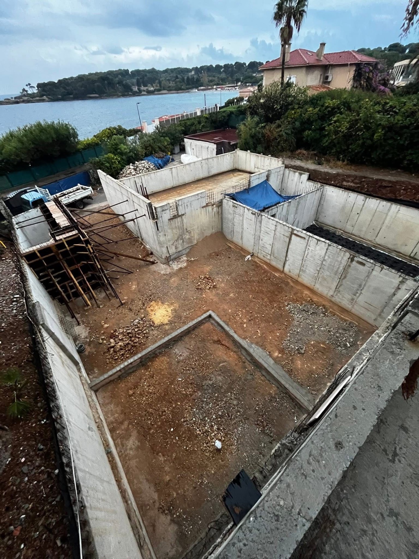 LUX RENOV — vue panoramique du chantier de reprise en sous-œuvre face à la mer