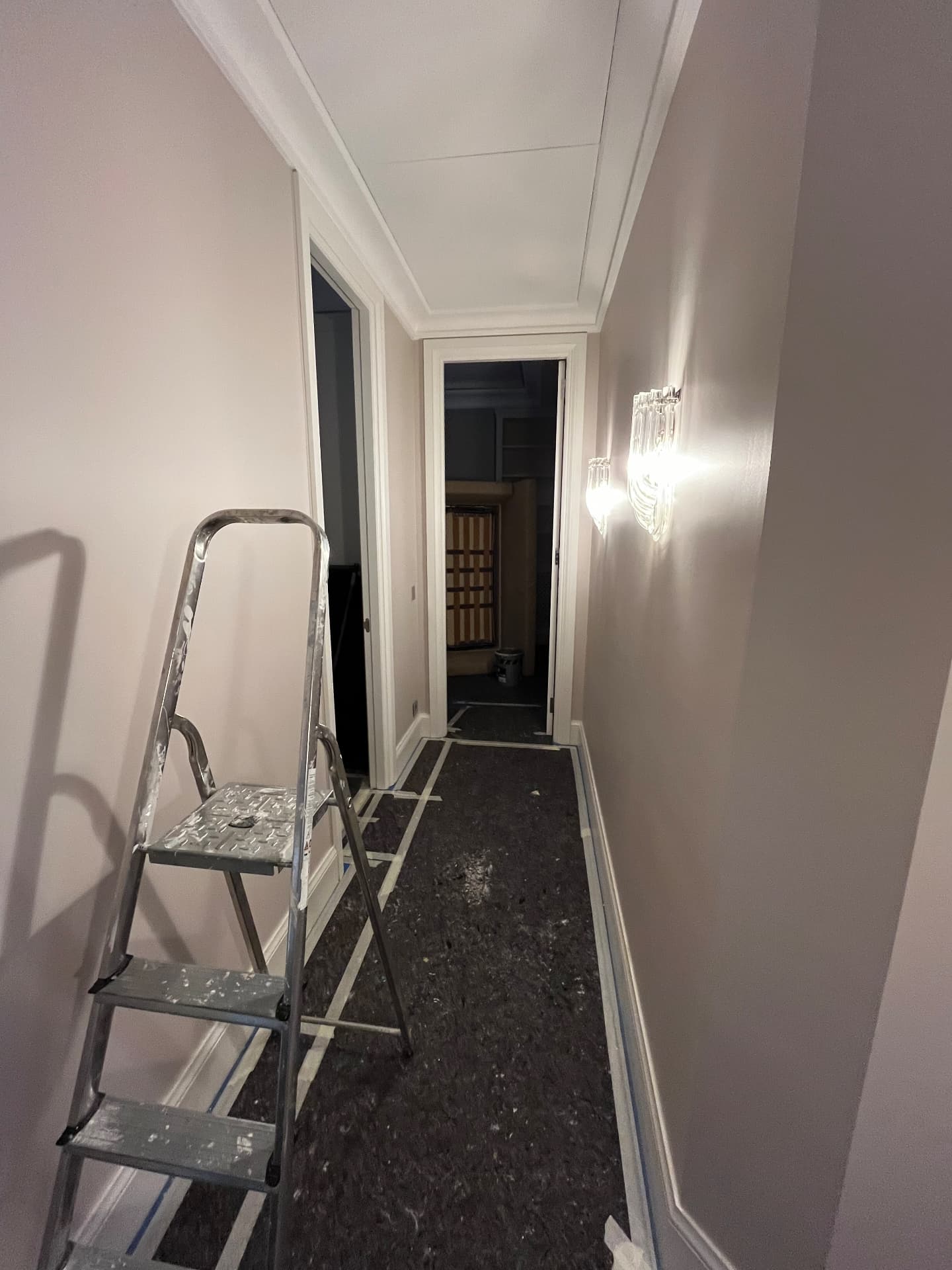 LUX RENOV Monaco — dégagement peint, applique en cristal et boiseries laquées