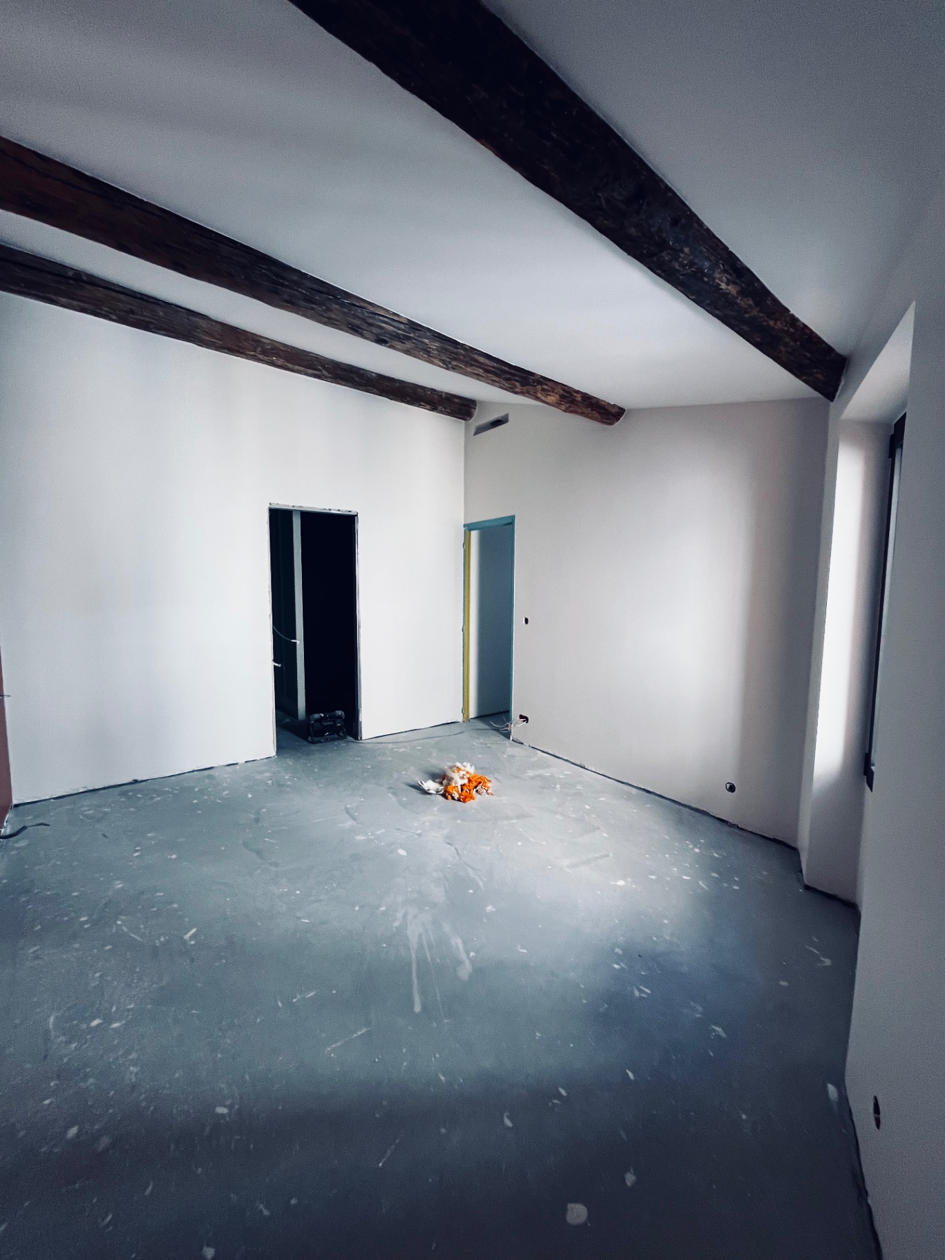 LUX RENOV — chambre rénovée avec poutres apparentes et volumes nettoyés