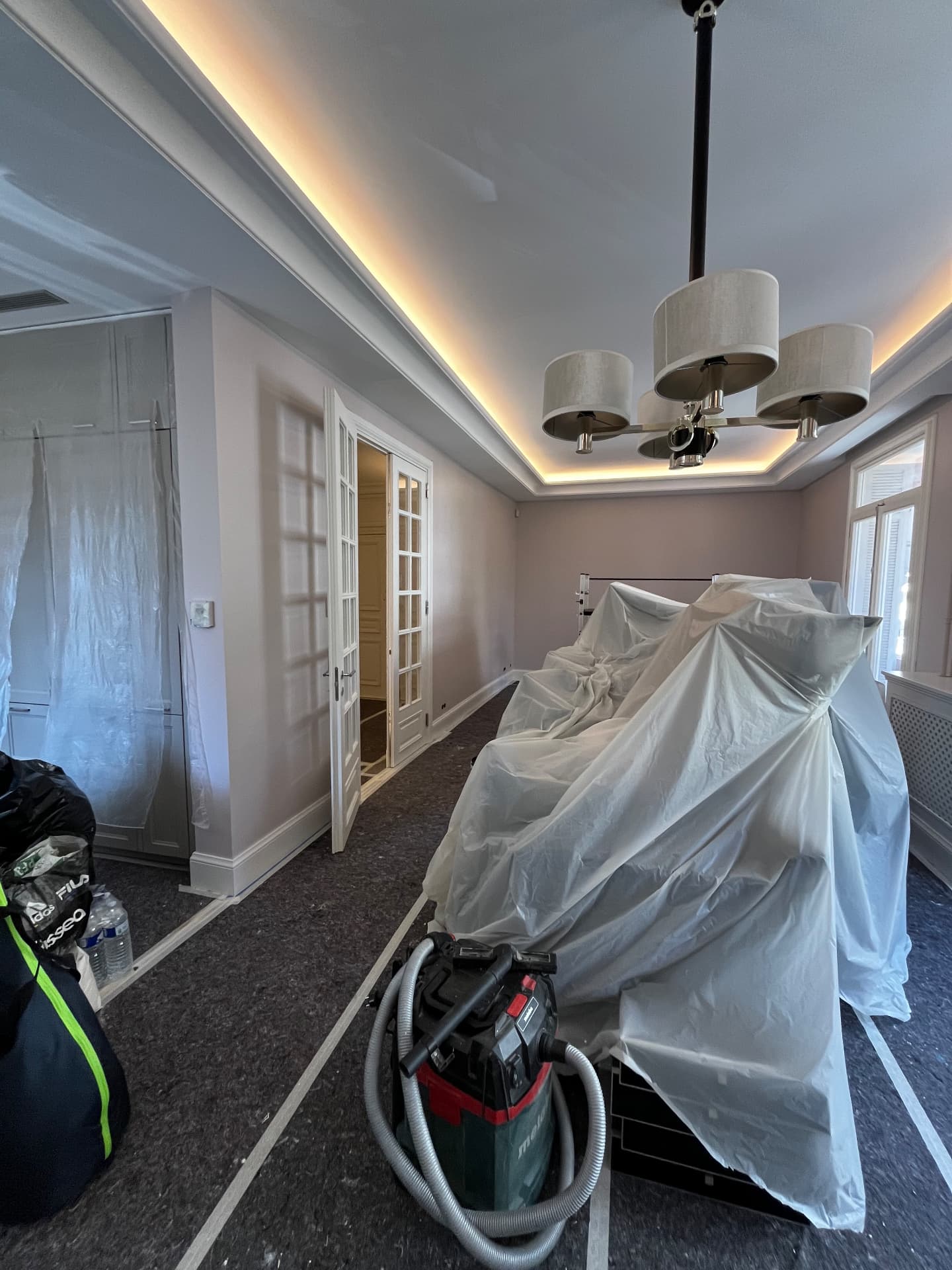 LUX RENOV Monaco — salon avec faux plafond à éclairage indirect et mobilier protégé pendant les travaux