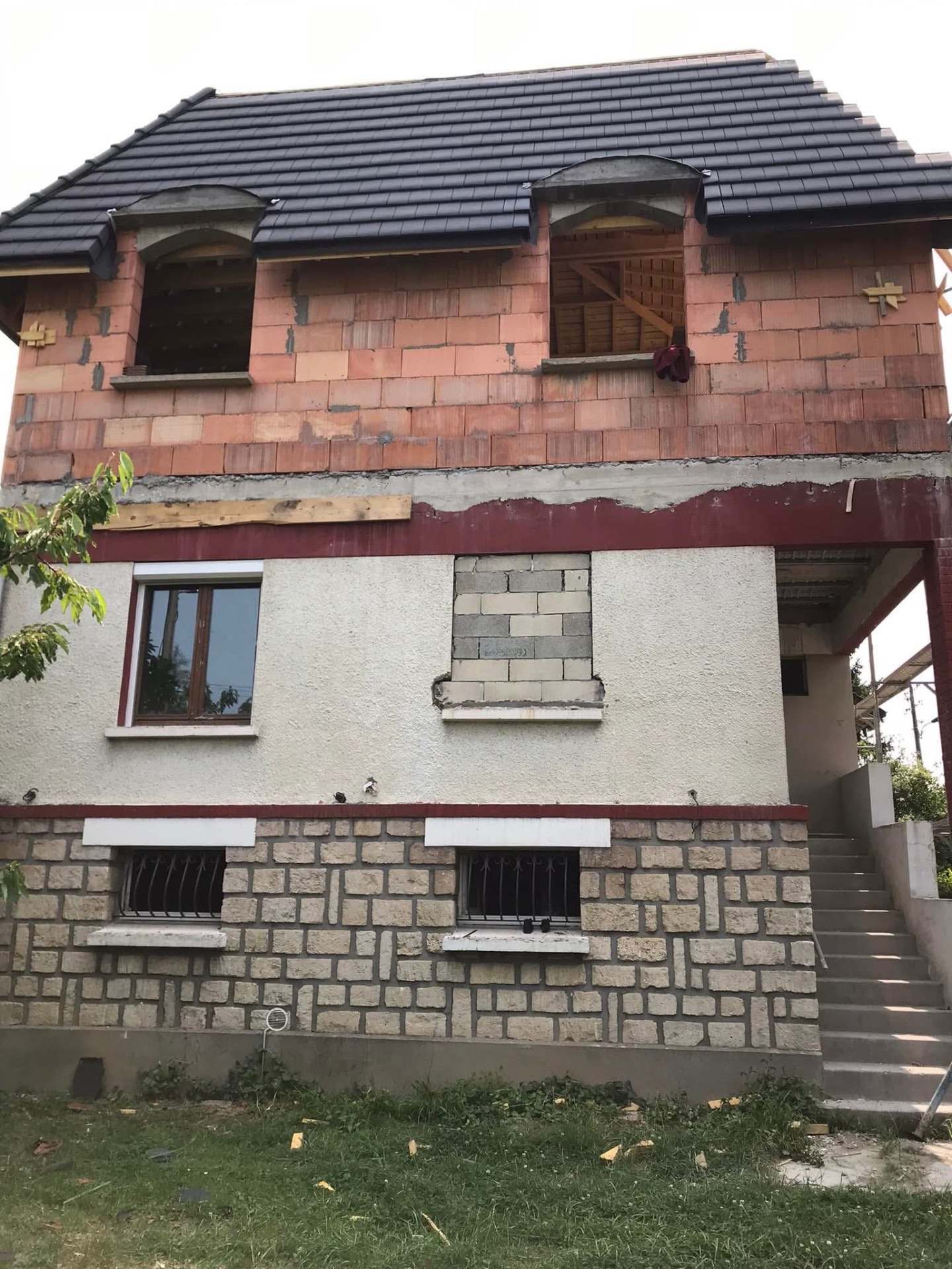 LUX RENOV — façade avant surélévation avec base en pierre, enduit et nouvel étage en briques