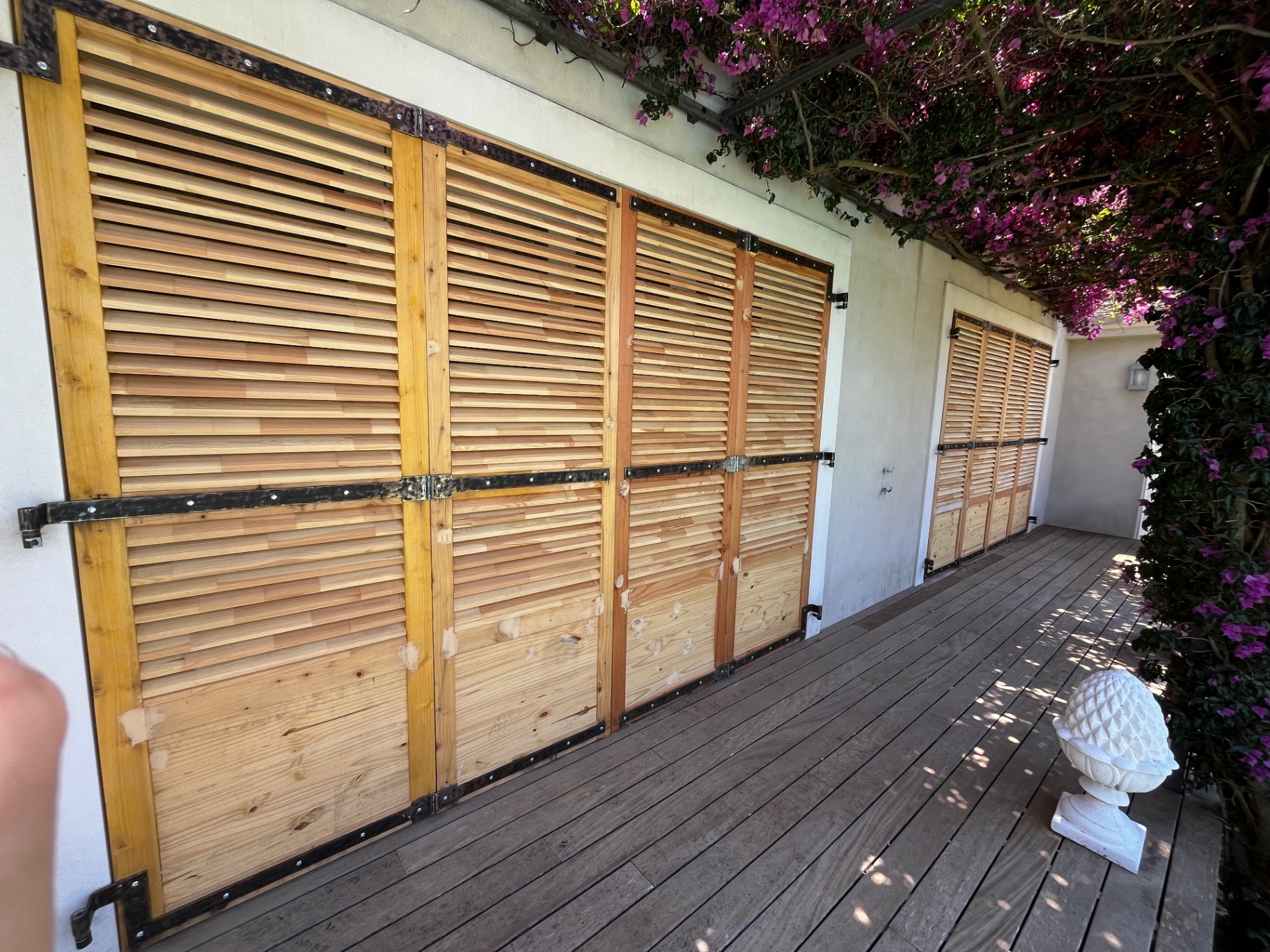 LUX RENOV — perspective des volets bois bruts posés sur la terrasse en enfilade