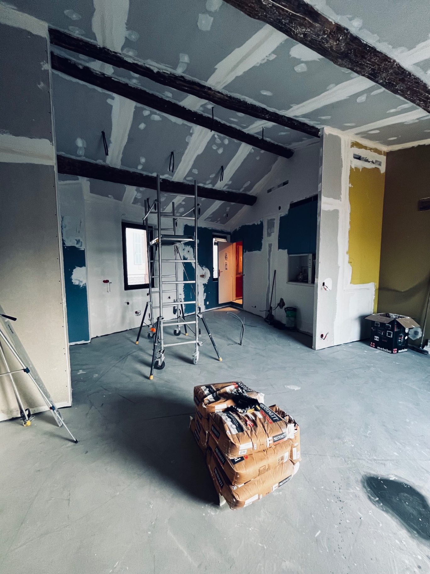 LUX RENOV — vaste espace ouvert avec échafaudage et cloisons placo en préparation