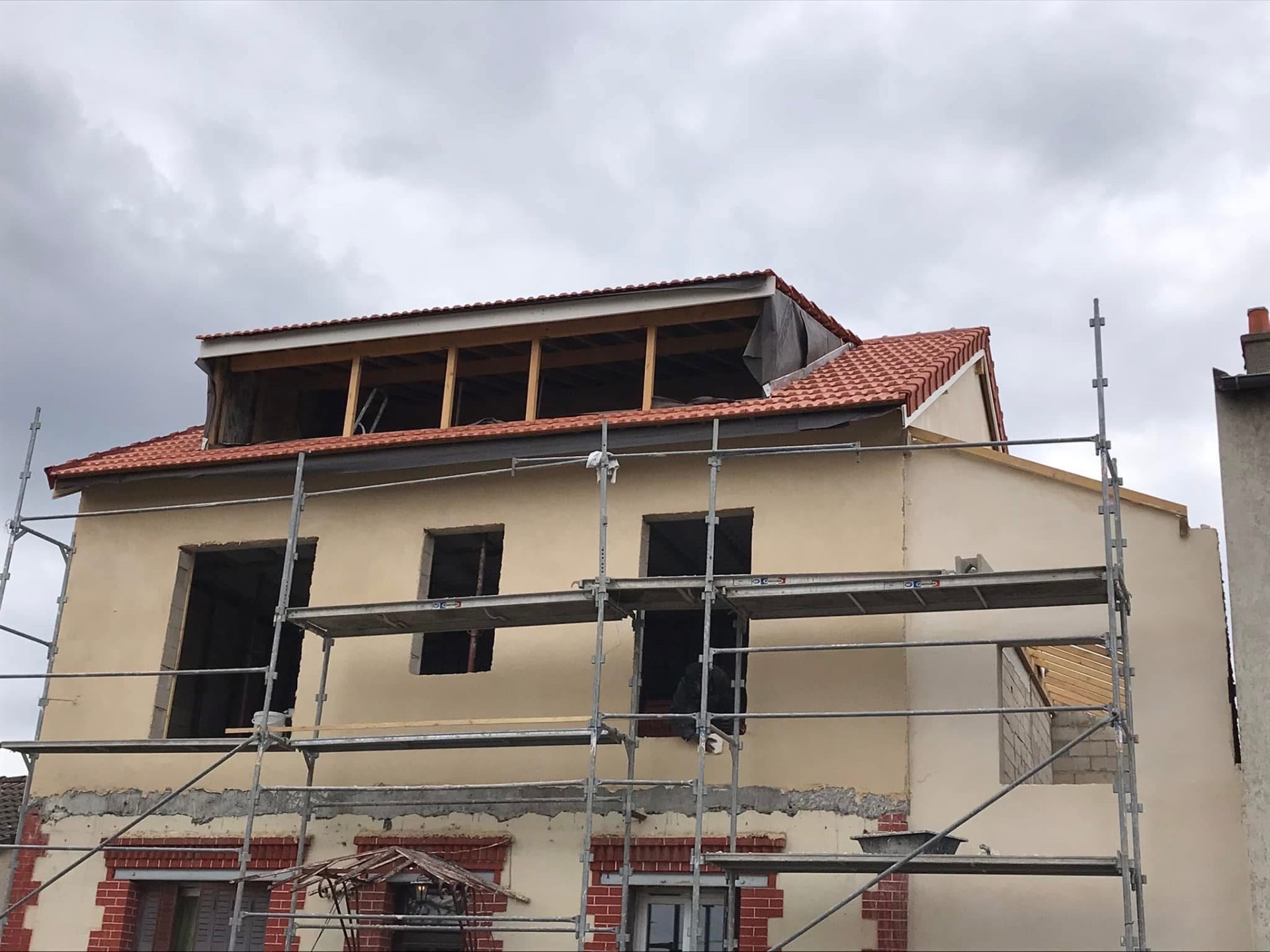 LUX RENOV — façade avec échafaudage et toiture neuve en tuiles terre cuite en cours de finition