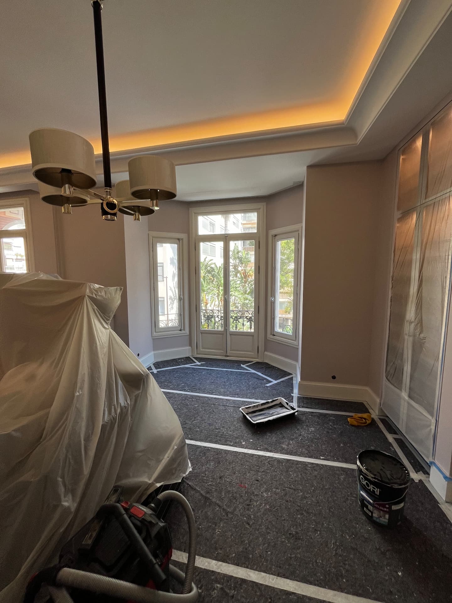LUX RENOV Monaco — salon en rotonde peint avec éclairage indirect et vue sur la ville