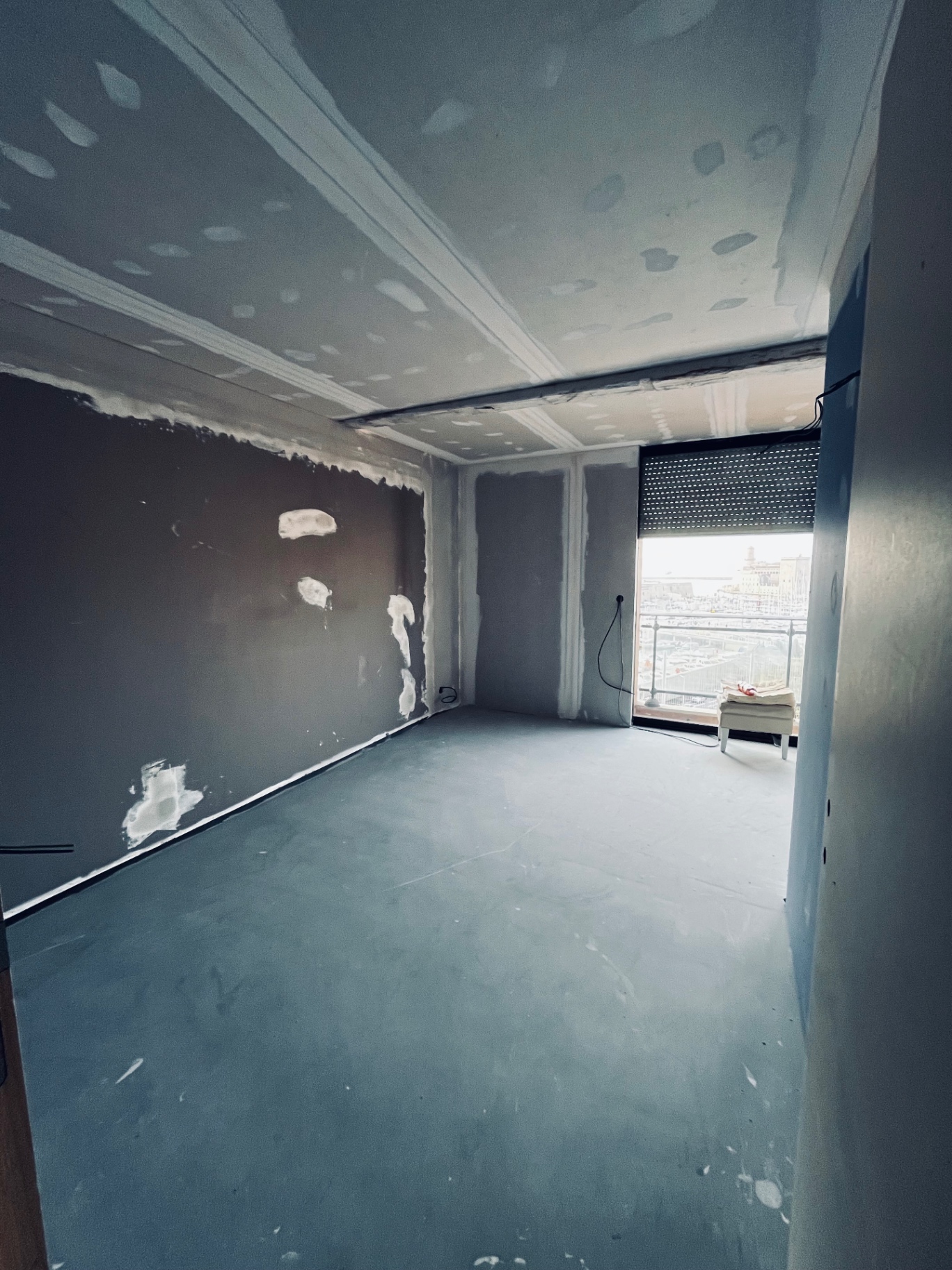 LUX RENOV — chambre avec vue sur le Vieux-Port, enduits muraux en cours