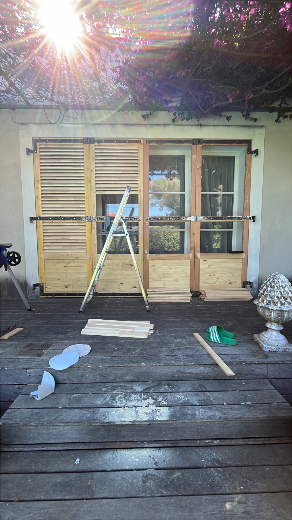 LUX RENOV — volets persiennés bois finis, façade baignée de soleil sous la bougainvillée