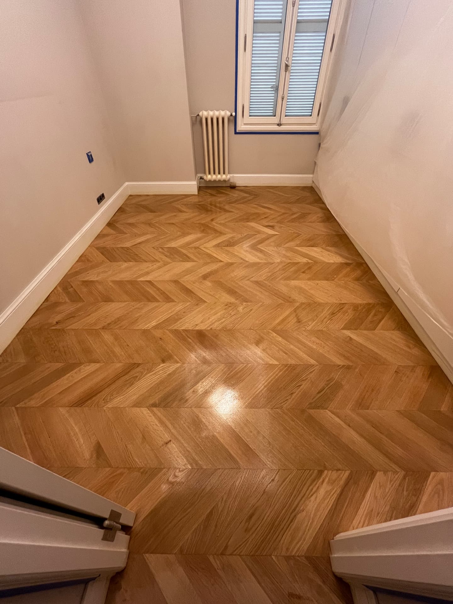 LUX RENOV Monaco — chambre : parquet chêne point de Hongrie vitrifié brillant