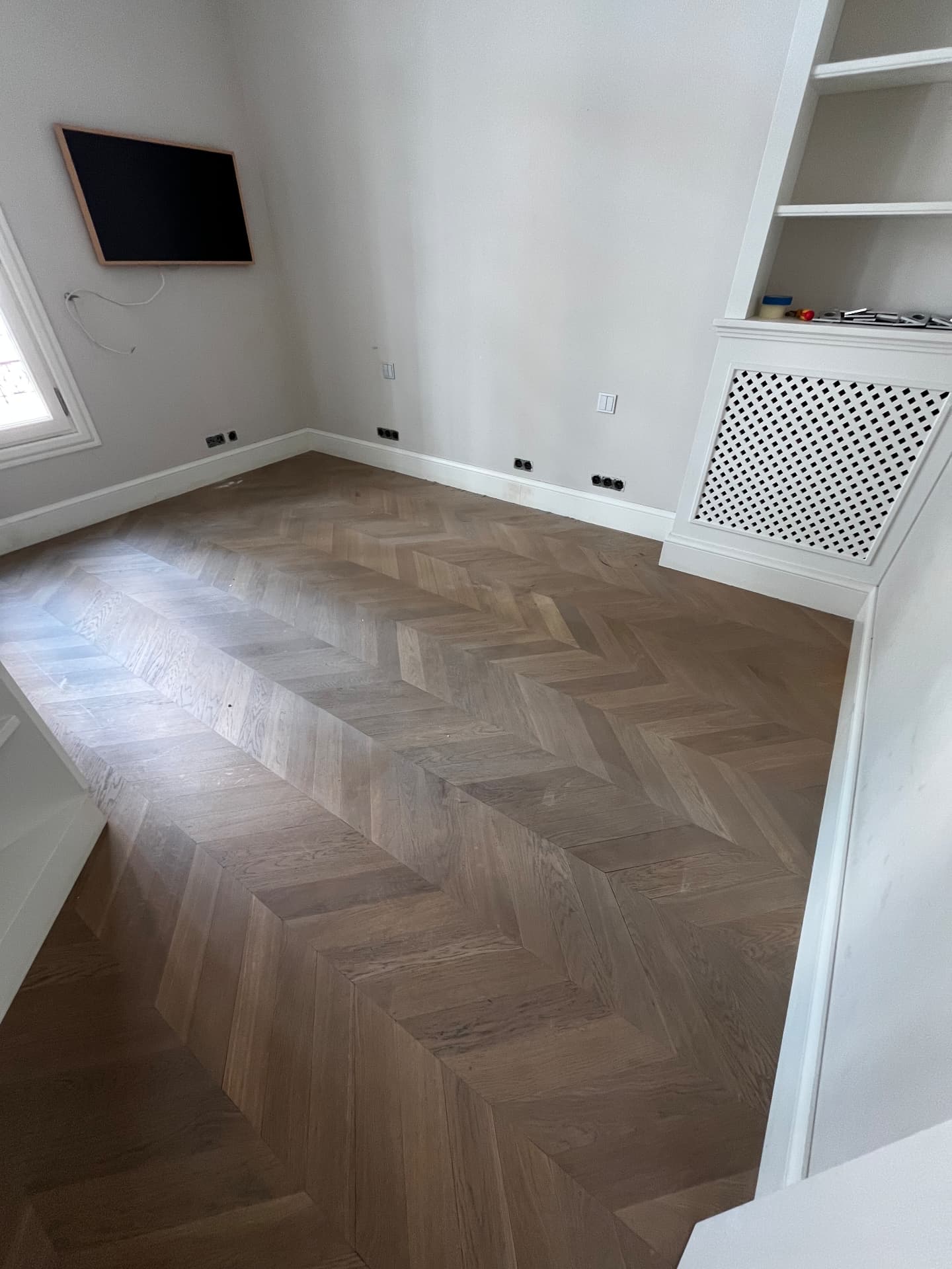 LUX RENOV Monaco — bureau avec parquet poncé et boiseries blanches sur mesure