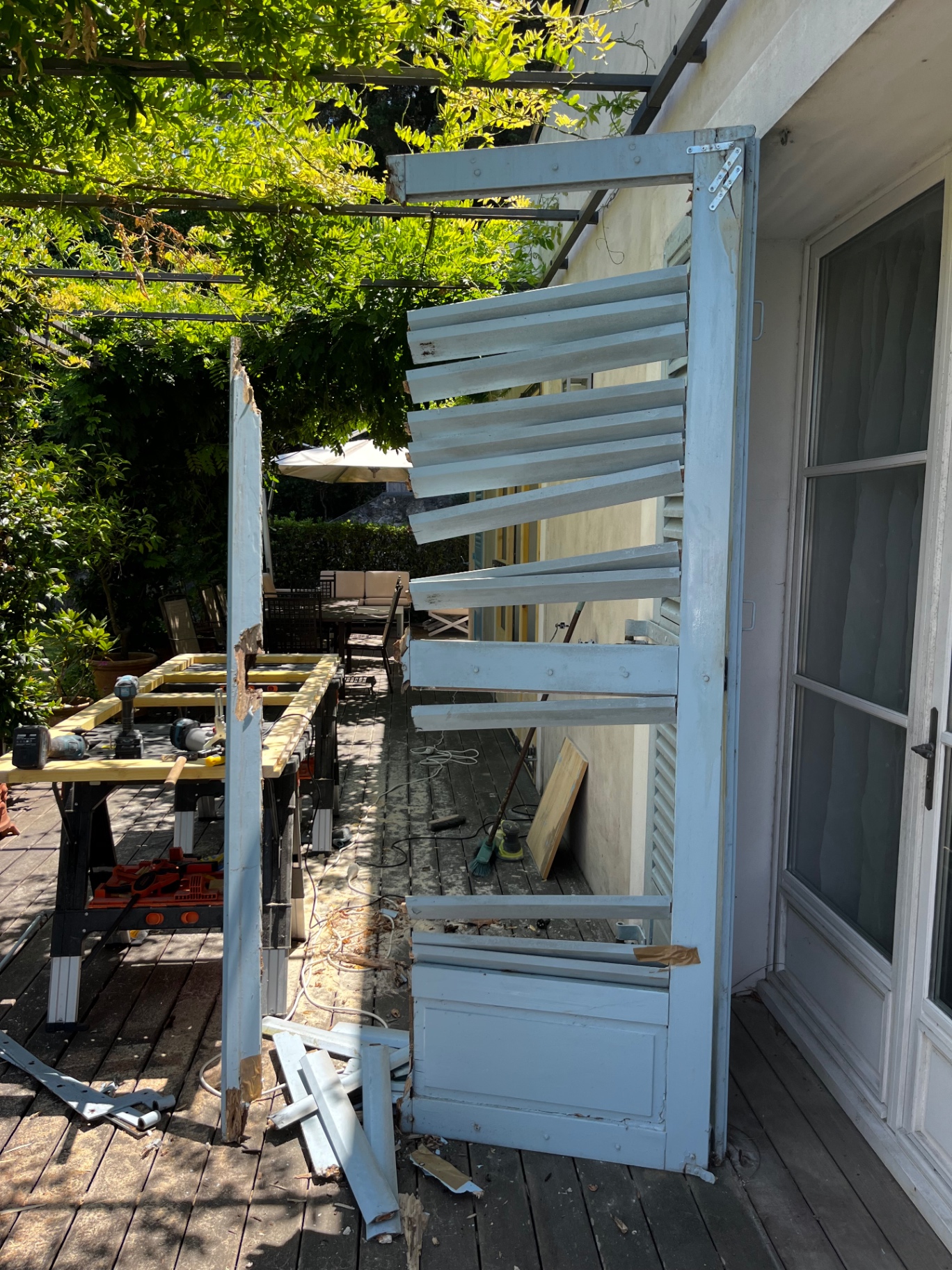 LUX RENOV — dépose des volets d'origine, cadre démonté sur la terrasse