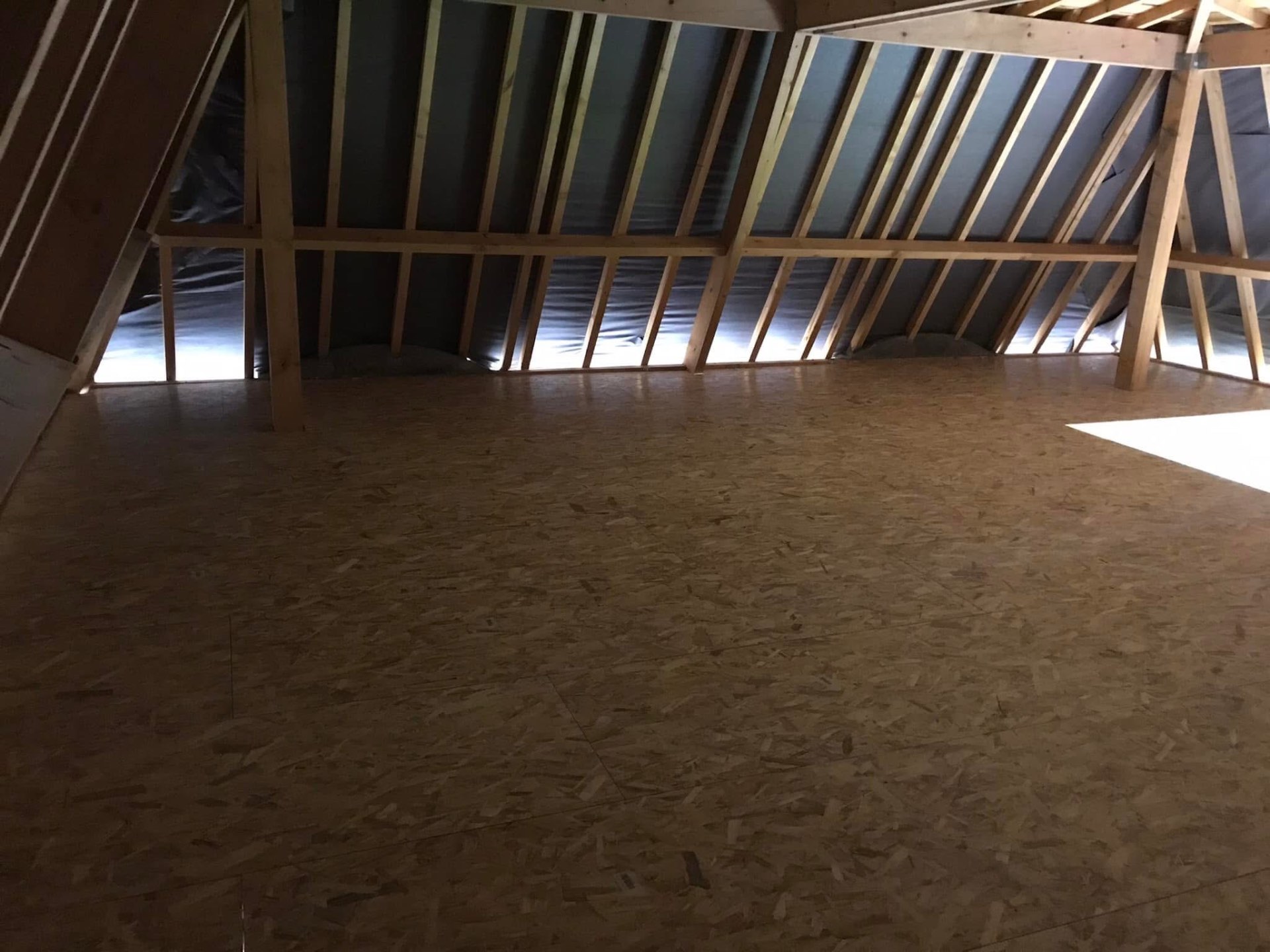 LUX RENOV — combles avec plancher OSB neuf et écran pare-pluie posé