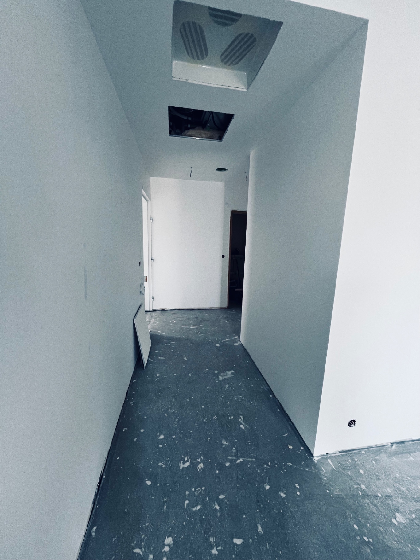 LUX RENOV — couloir distributif avec plafond technique et placo terminé