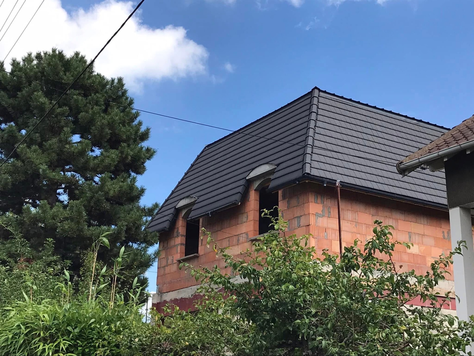LUX RENOV — angle de la maison surélevée avec deux lucarnes et couverture tuiles plates