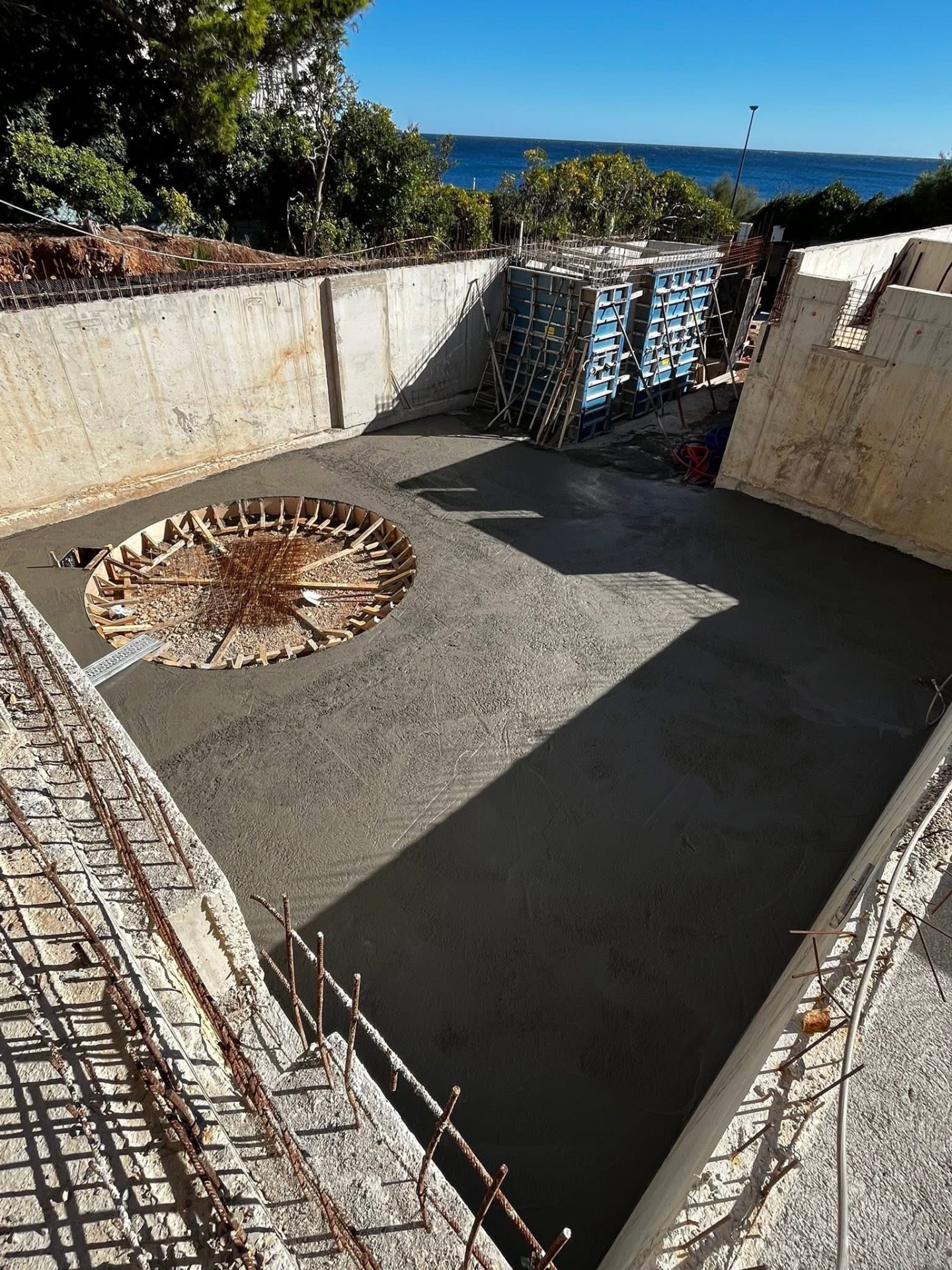 LUX RENOV — dalle béton coulée avec réservation circulaire face à la mer