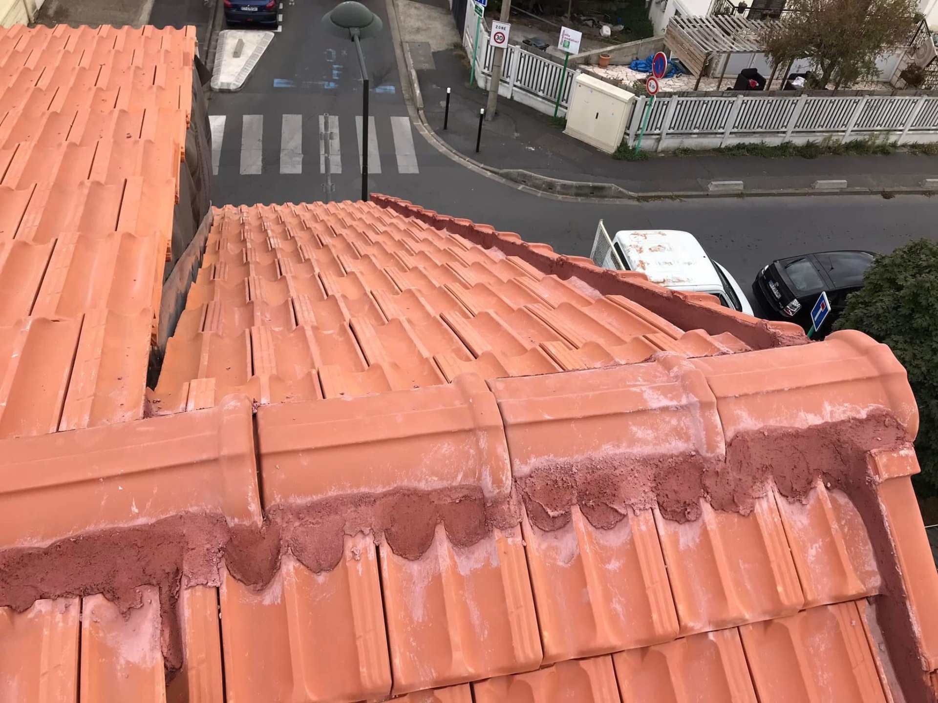 LUX RENOV — détail du faîtage scellé au mortier sur toiture en tuiles neuves