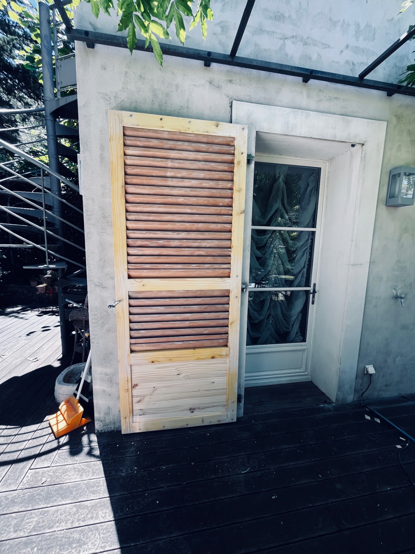 LUX RENOV — nouveaux volets bois posés en façade, finition avant peinture