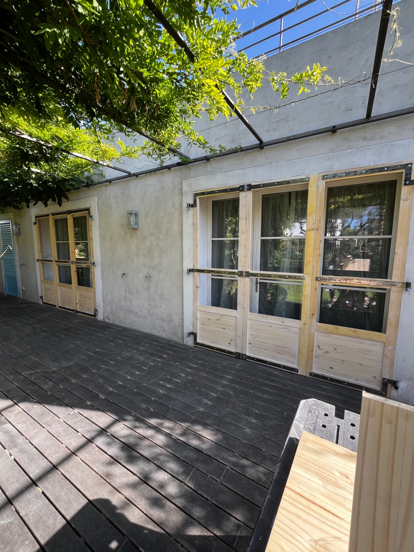 LUX RENOV — vue d'ensemble de la terrasse avec les nouveaux volets bois en place