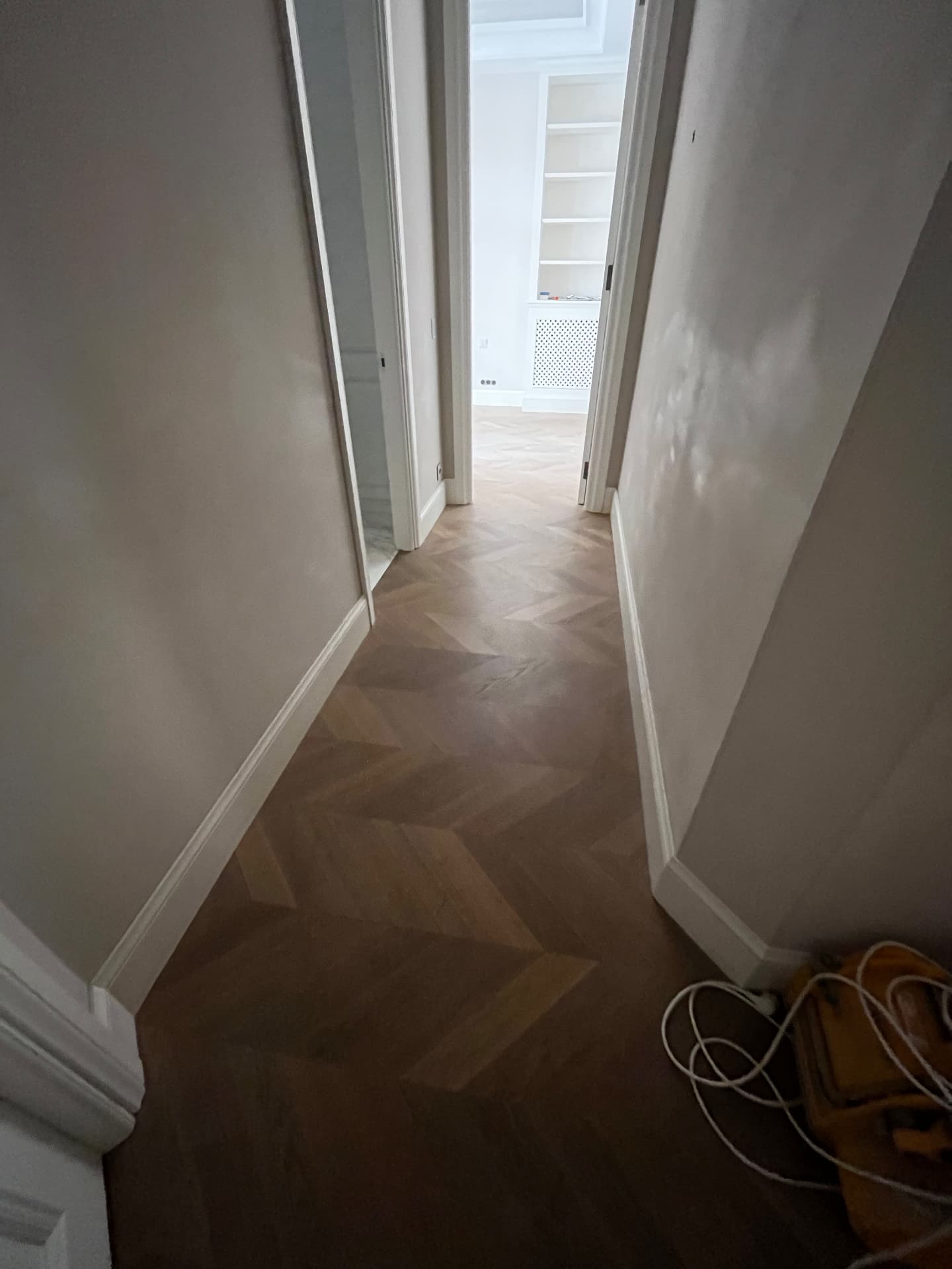 LUX RENOV Monaco — couloir avec parquet chêne fraîchement poncé avant teinte