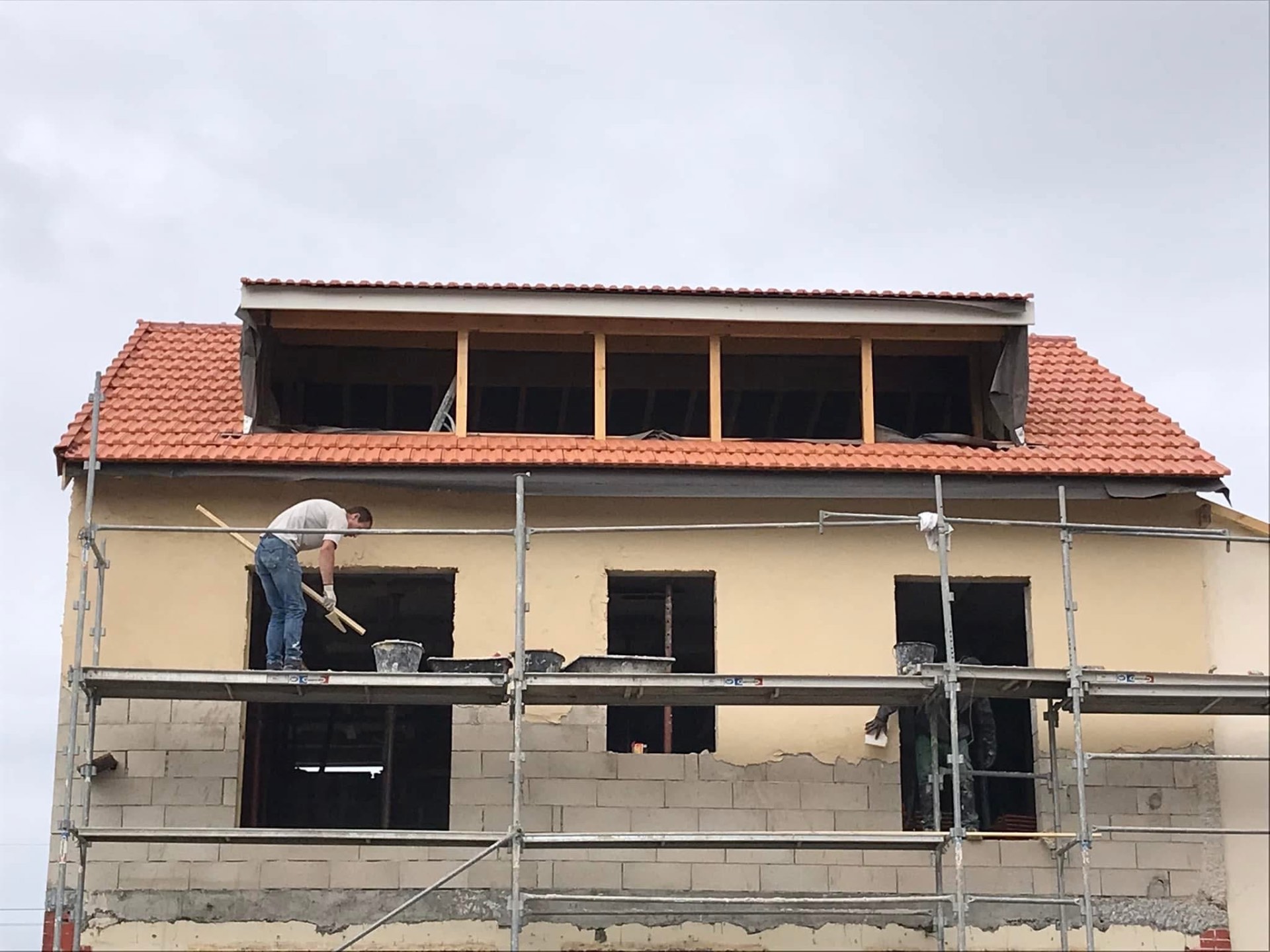 LUX RENOV — ravalement de façade enduit jaune sur surélévation avec lucarne
