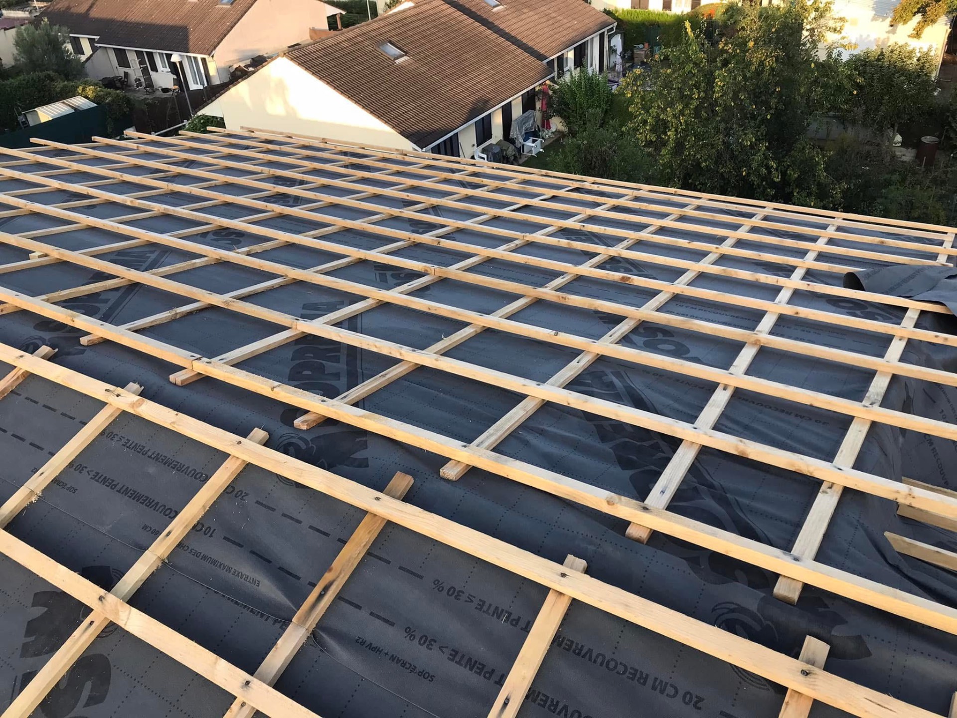 LUX RENOV — vue large du liteaunage bois prêt pour la pose des tuiles