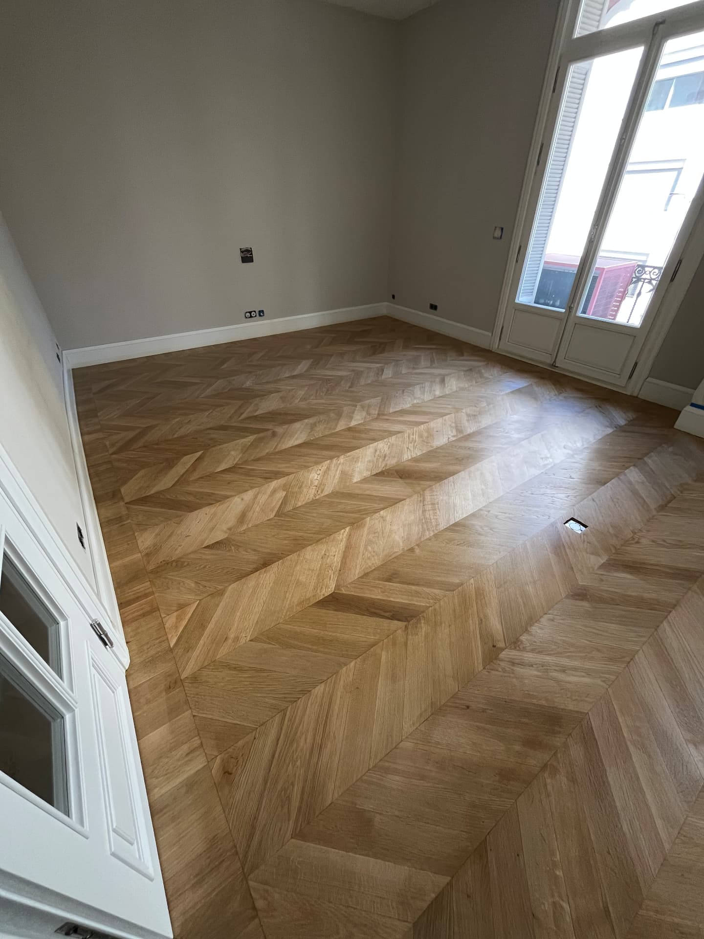 LUX RENOV Monaco — parquet chêne vitrifié dans une chambre avec boiseries et porte-fenêtre