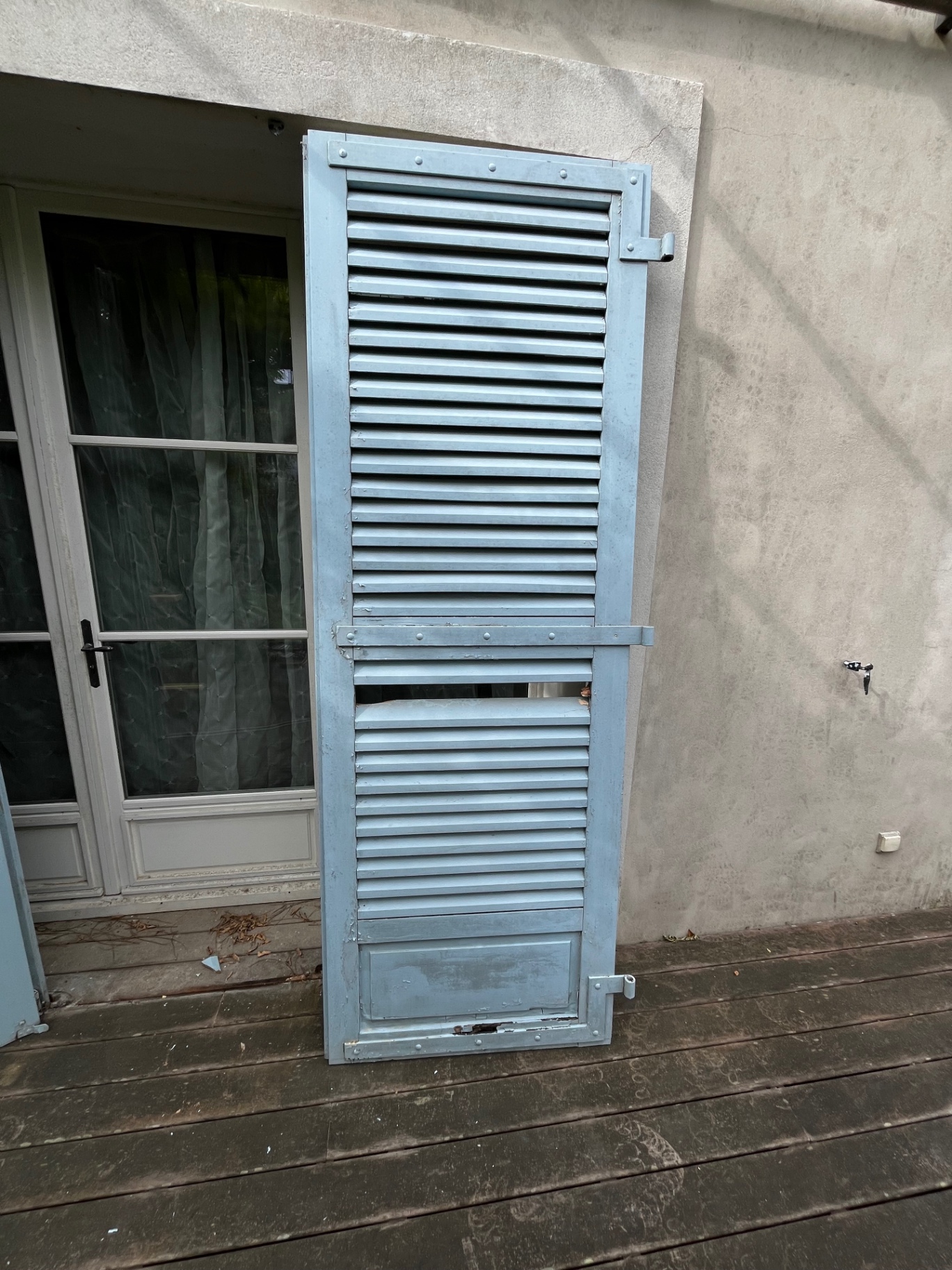 LUX RENOV — volet ancien posé contre le mur avant remplacement