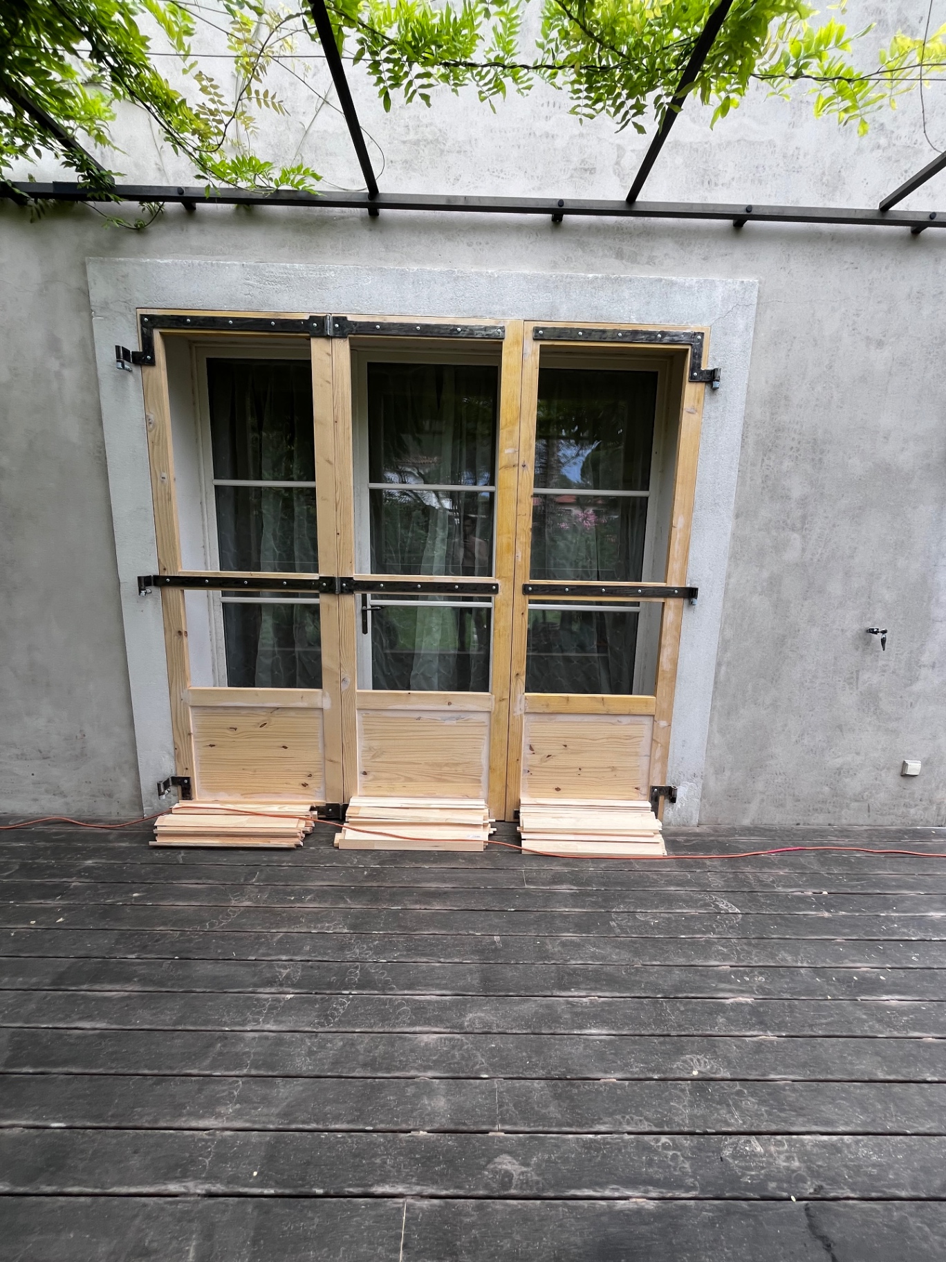 LUX RENOV — cadres bois finis avec quincaillerie, piles de lames persiennées au pied
