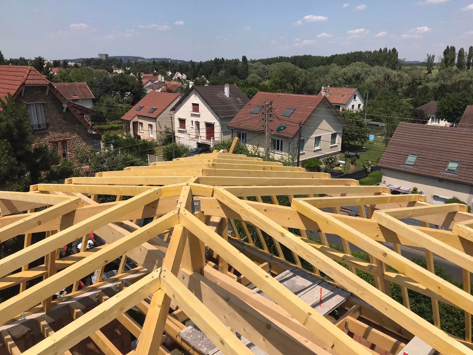 LUX RENOV — charpente bois neuve d'une surélévation avec vue panoramique sur le village