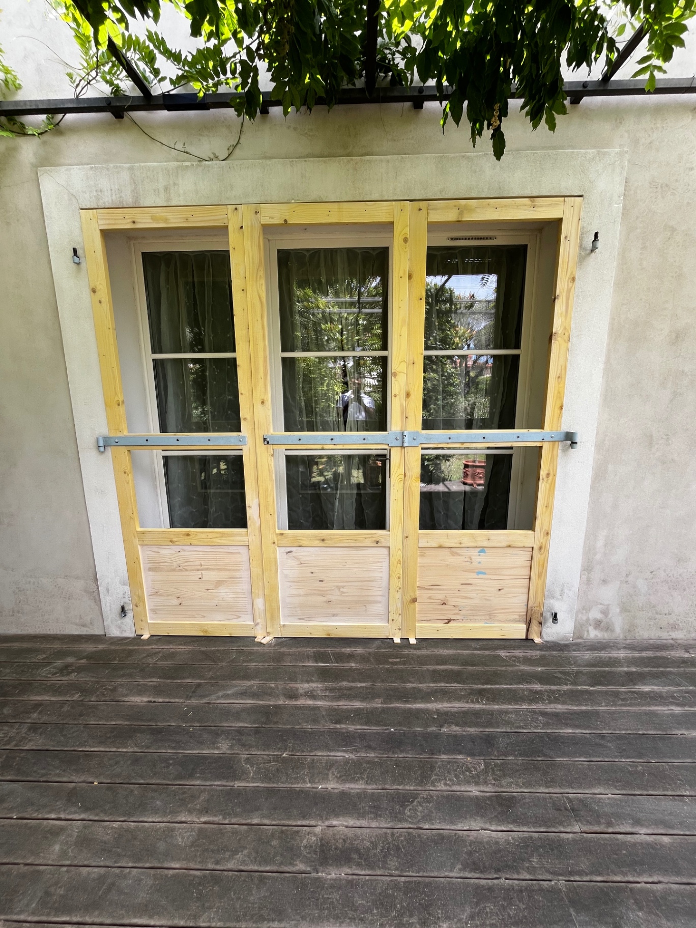 LUX RENOV — trois cadres bois neufs alignés en façade, vue de face