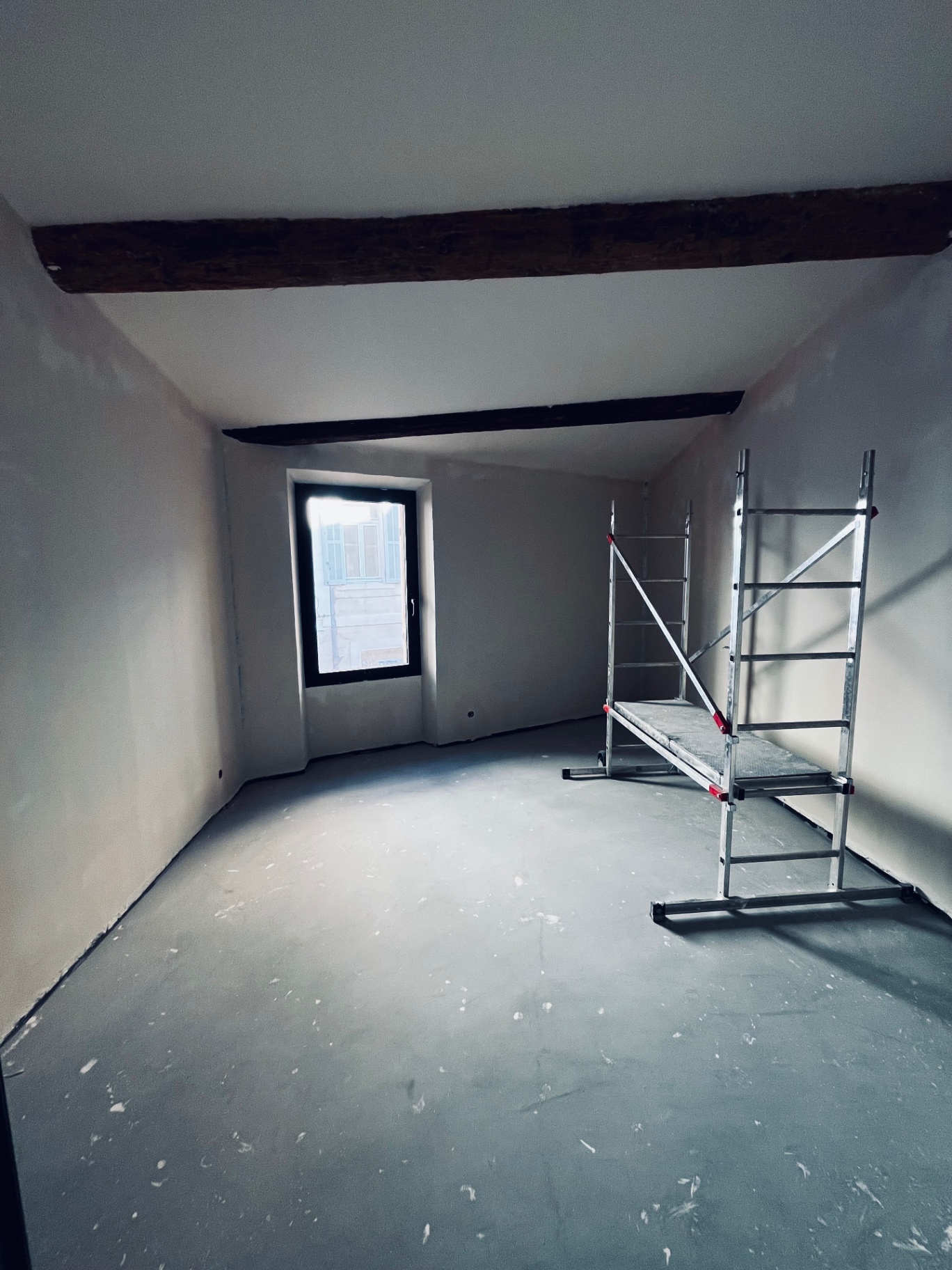 LUX RENOV — chambre avec poutres apparentes restaurées et échafaudage de finition